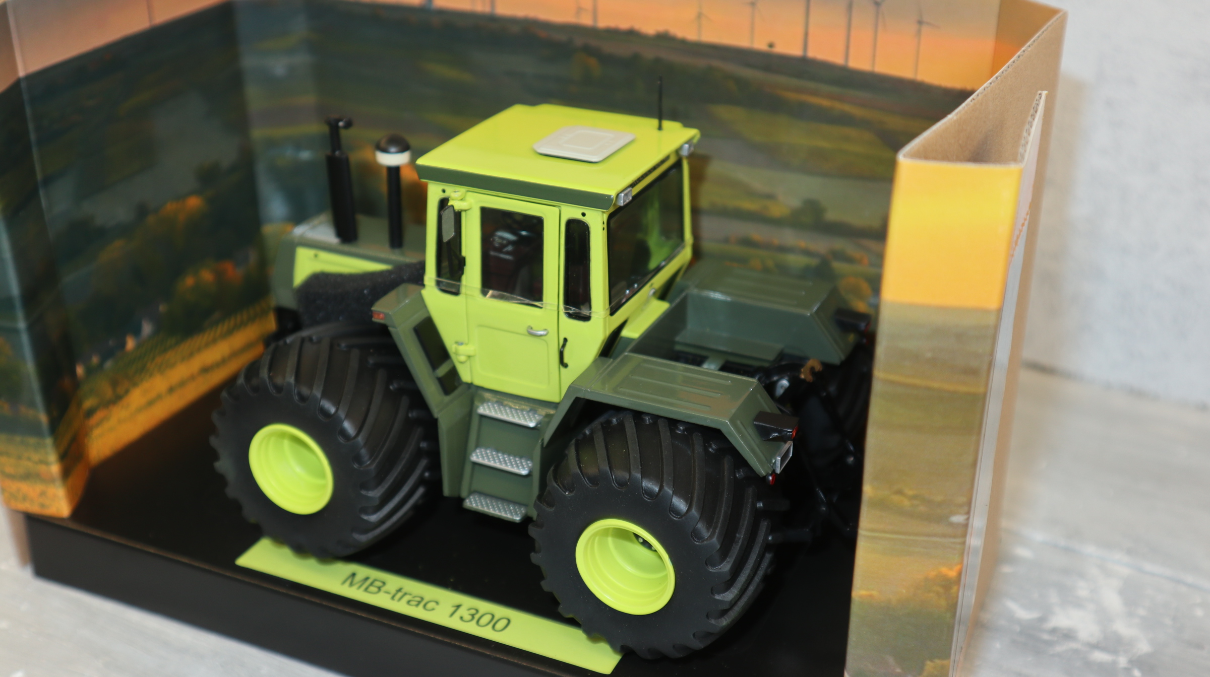Weise Toys 1018 in 1:32, MB-trac 1300 mit Terra-Reifen,  NEU in OVP