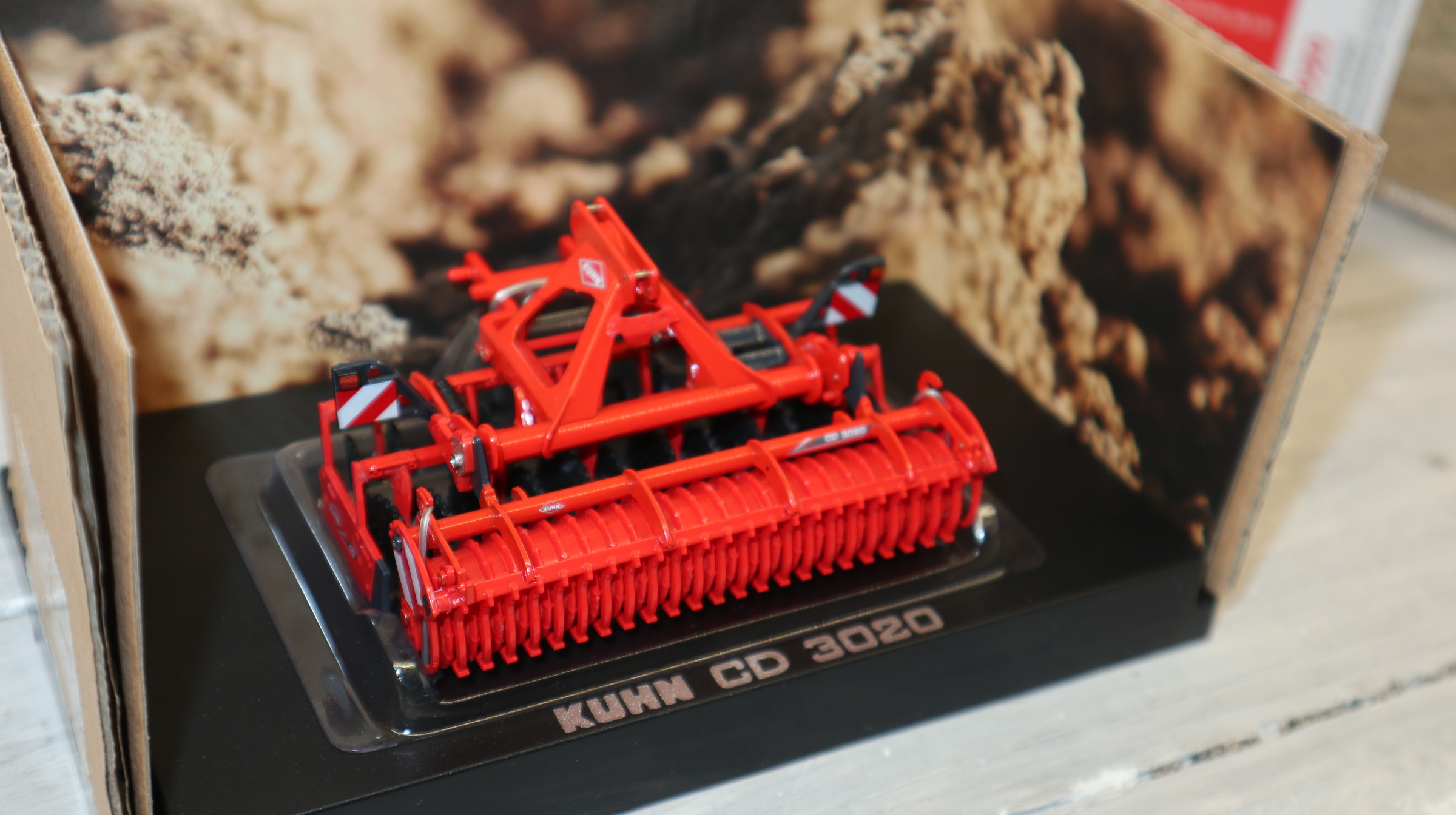 UH 5218 in 1:32  KUHN Kurzegge NEU in OVP