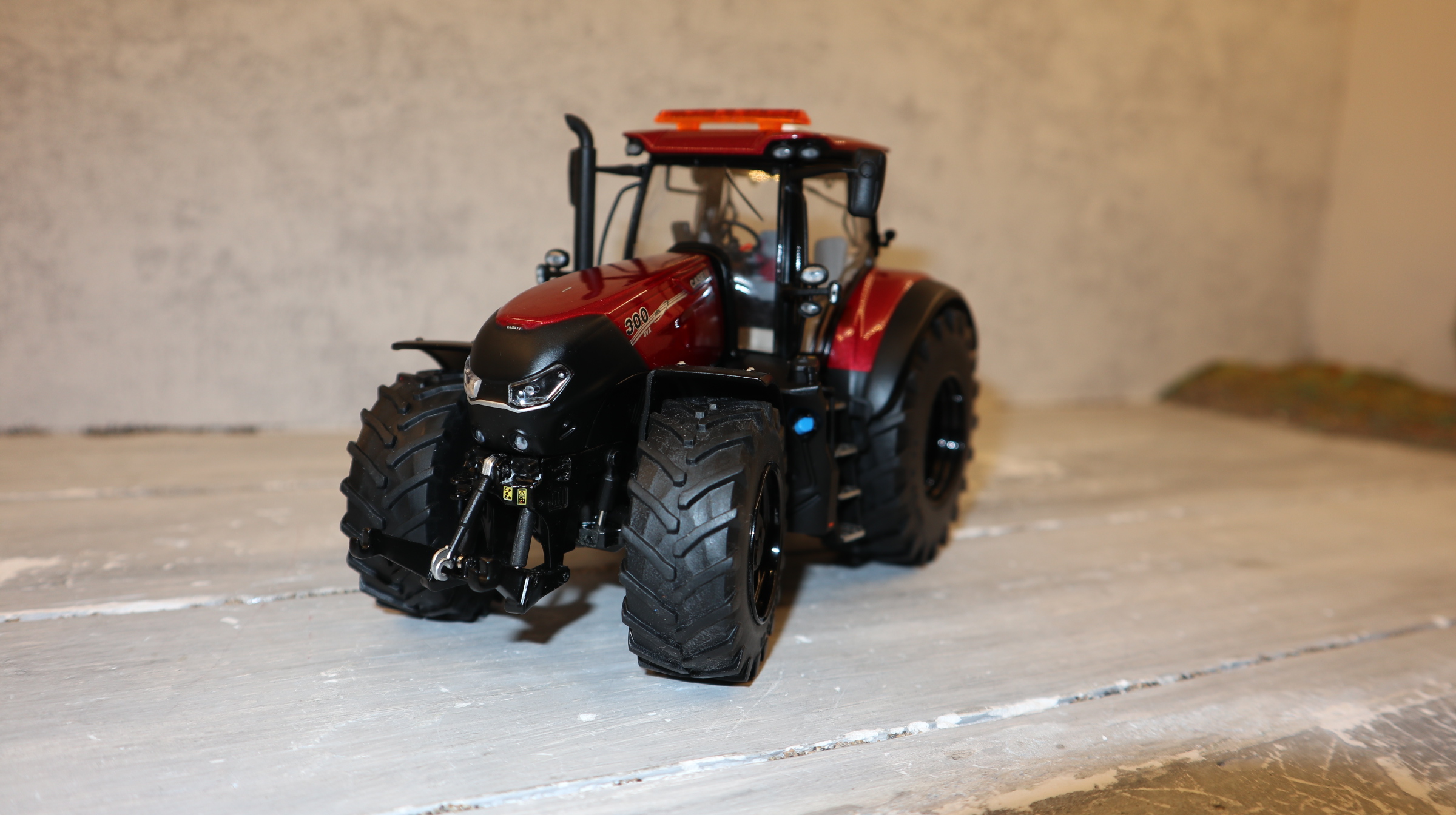 MarGe 1814 in 1:32, Case IH Optum 300 CVX, ROTmetallic schwarze Felgen, NEU in OVP