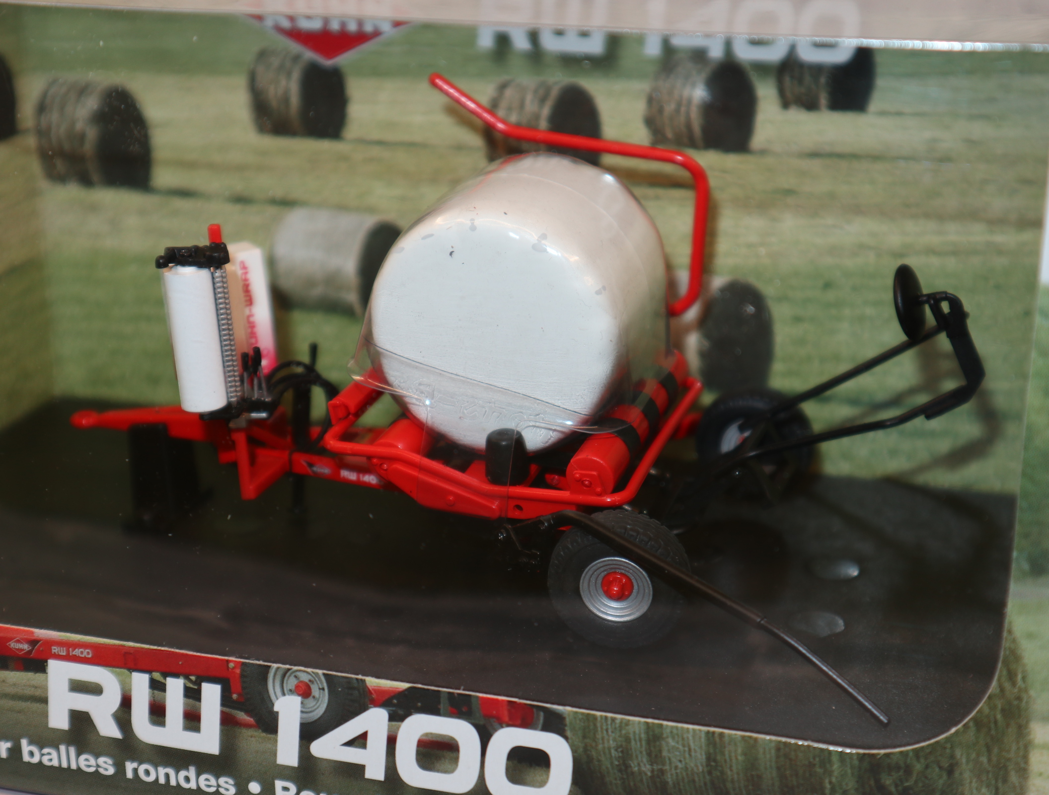 UH 4042 in 1:32  Kuhn RW 1400 Rundballenwickler, NEU in OVP