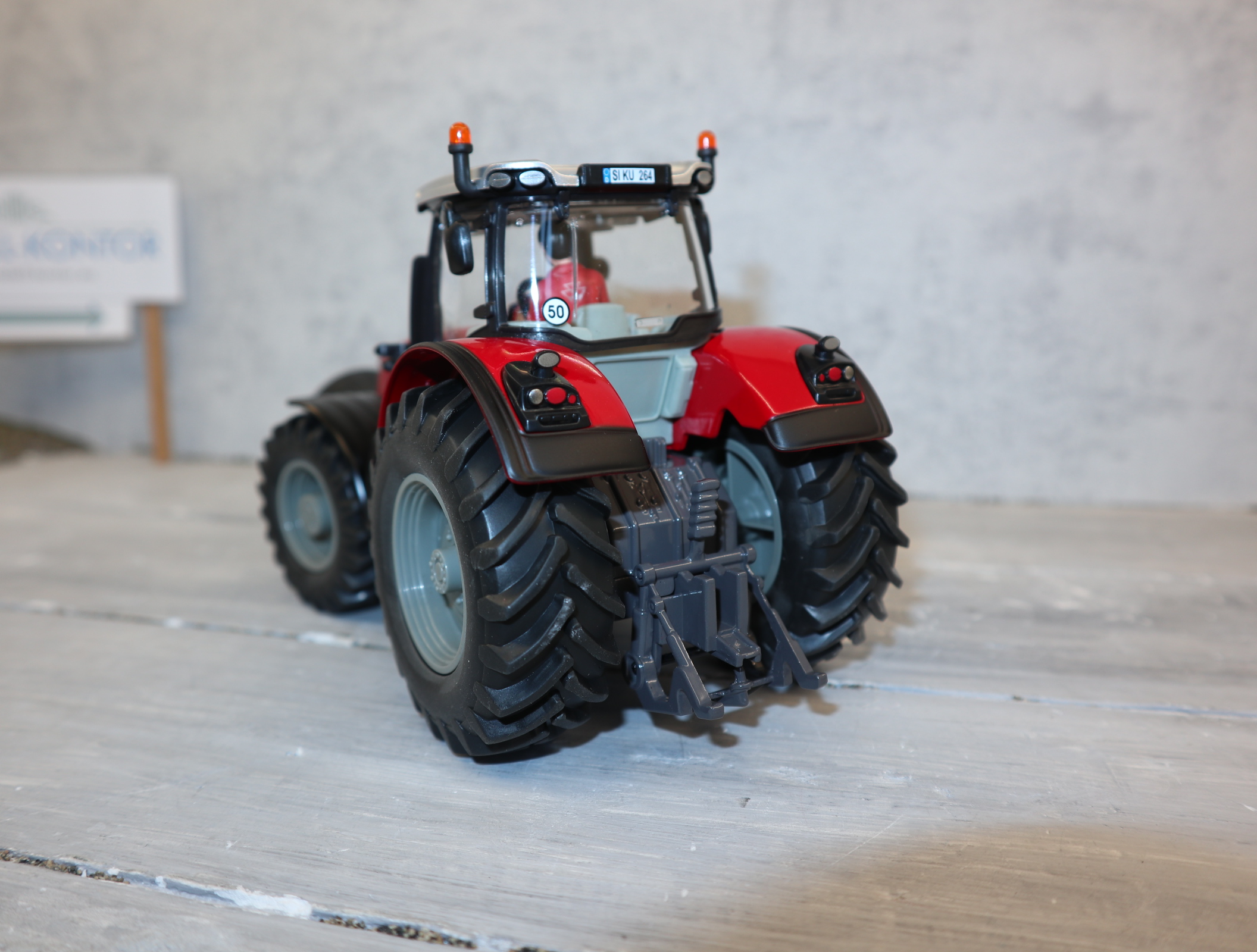 Siku 8614 in 1:32 Massey Ferguson 8680 mit Ballengabel Sondermodell IRLAND, NEU in OVP