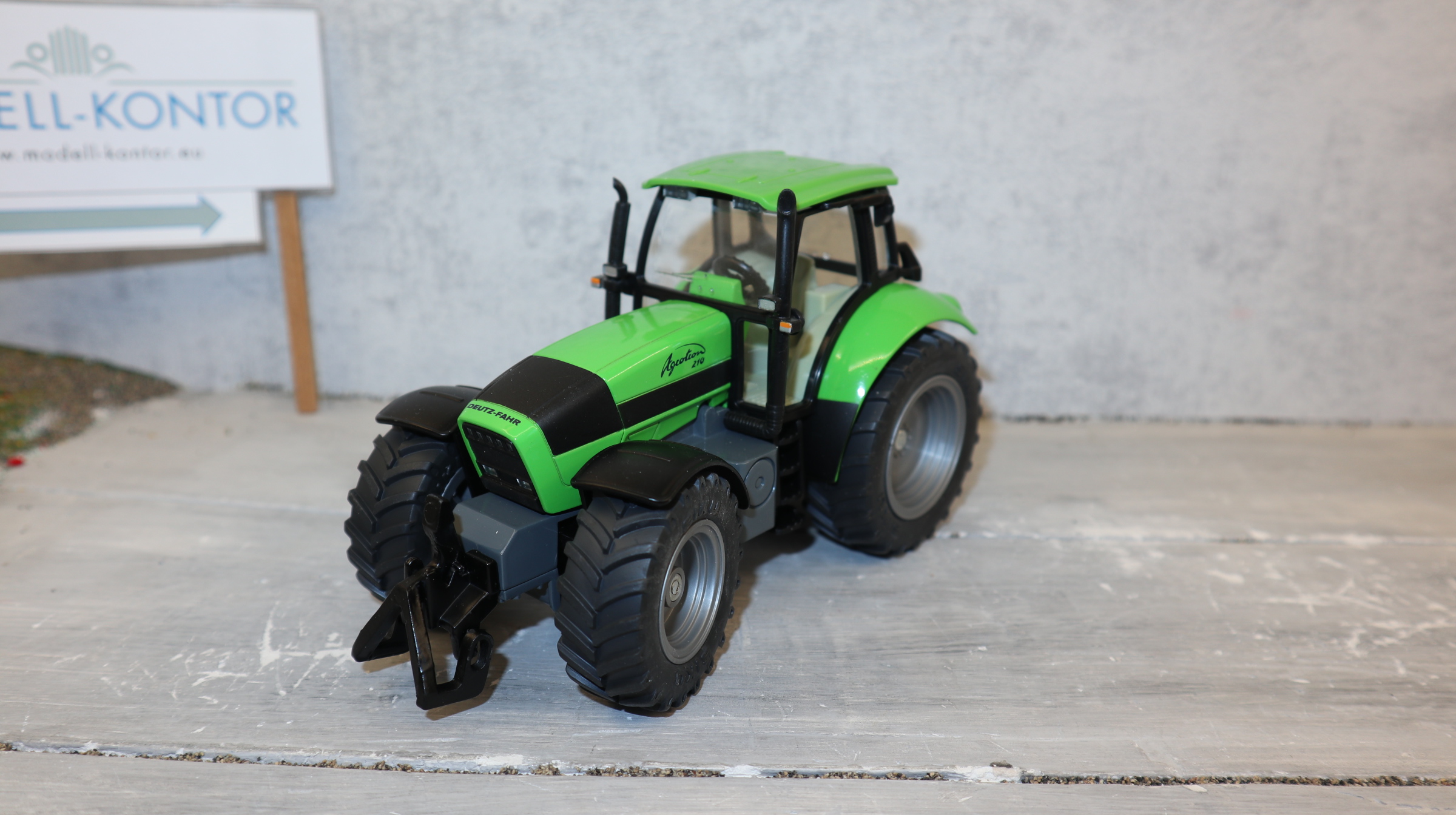 Siku 3253 in 1:32,  Deutz Agrotron 210, NEU in OVP