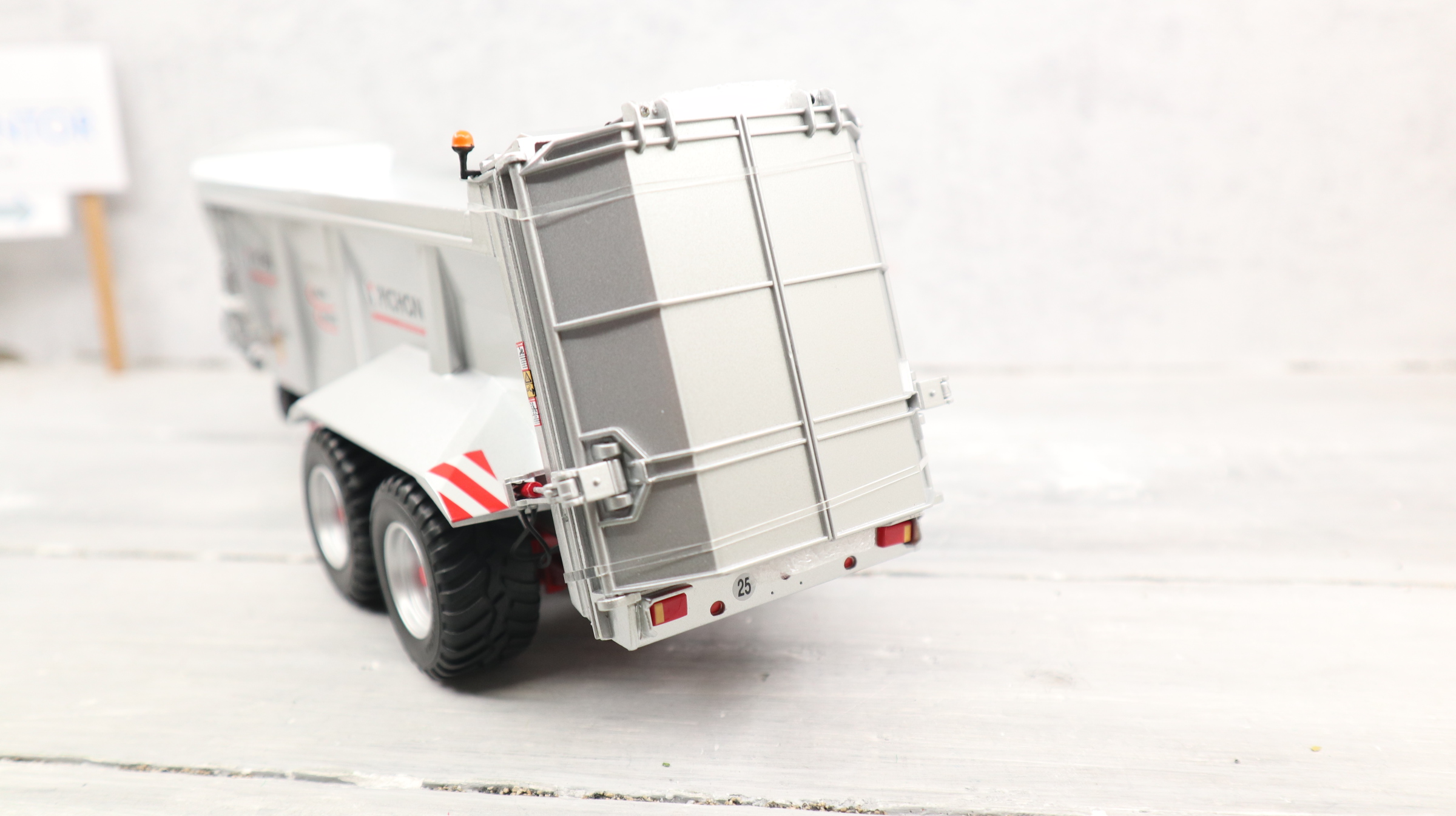 ROS 602243 in 1:32, PICHON Düngerstreuer M20