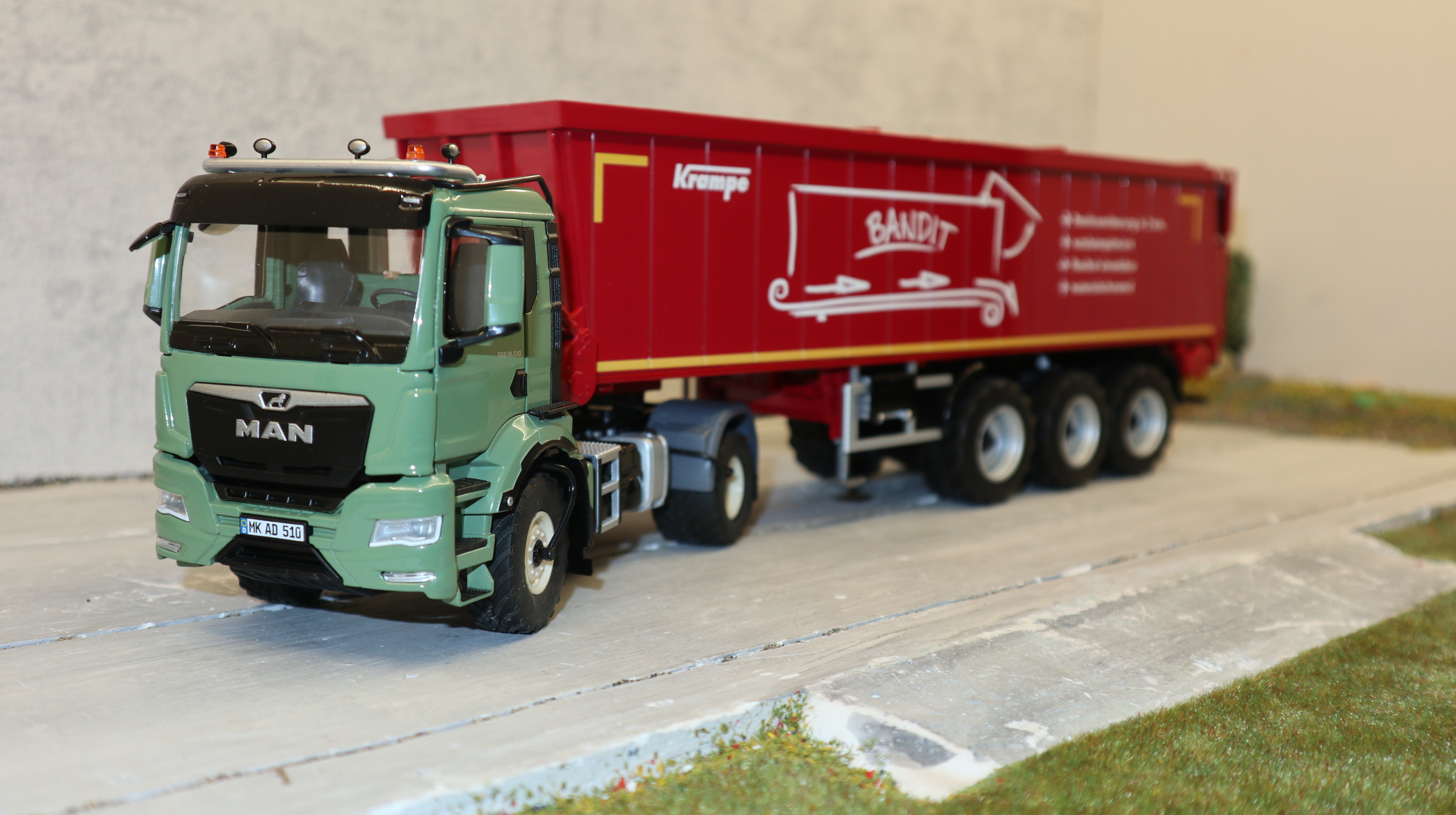 Wiking 077653  + 077657 in 1:32 als SET,  MAN TGS 18.510 ROT und Bandwagen ROT,  NEU in OVP