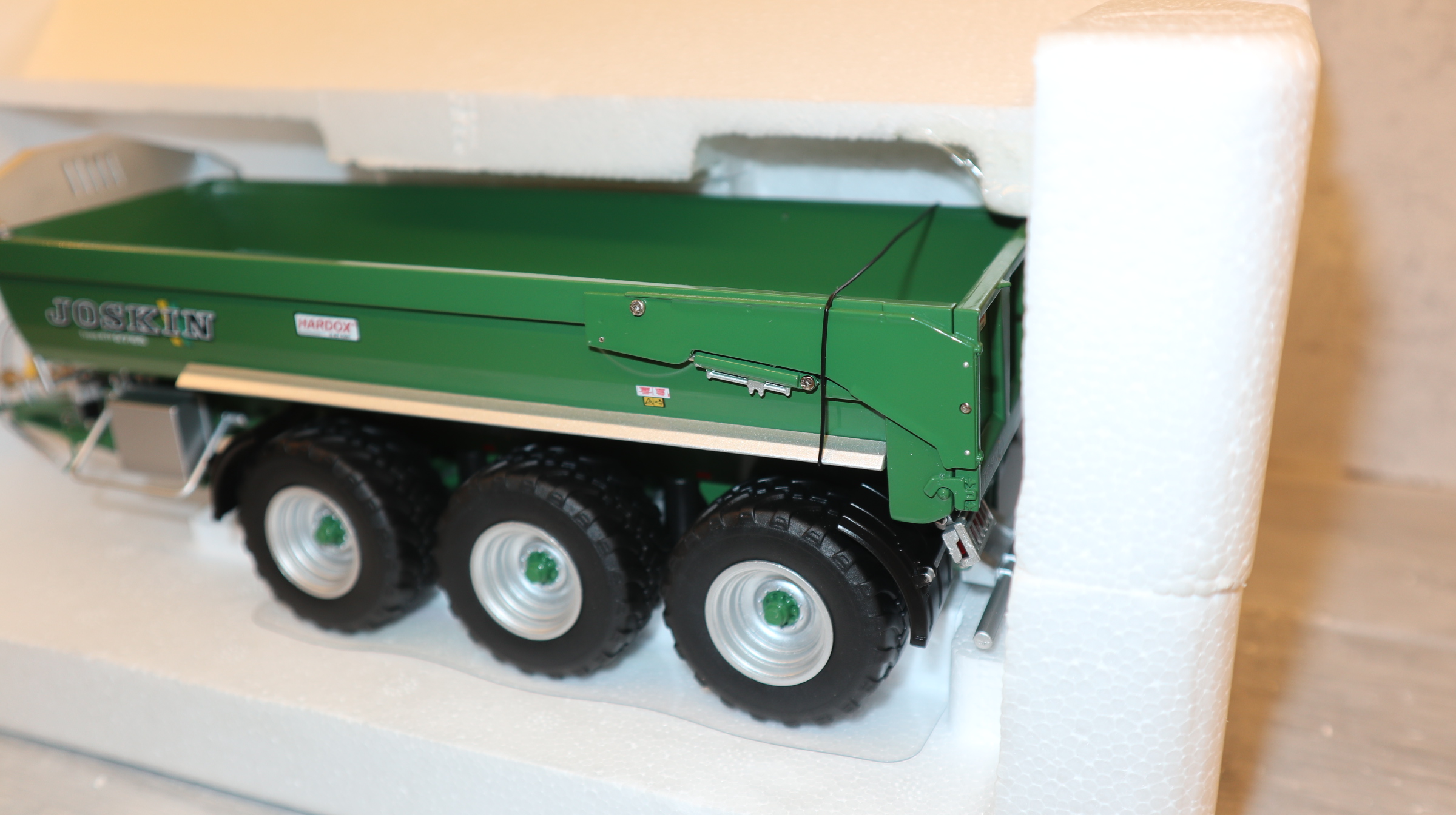 Universal Hobbies UH 6815 in 1:32, Joskin Trans-KTP 27-65, Green Edition,  NEU in OVP