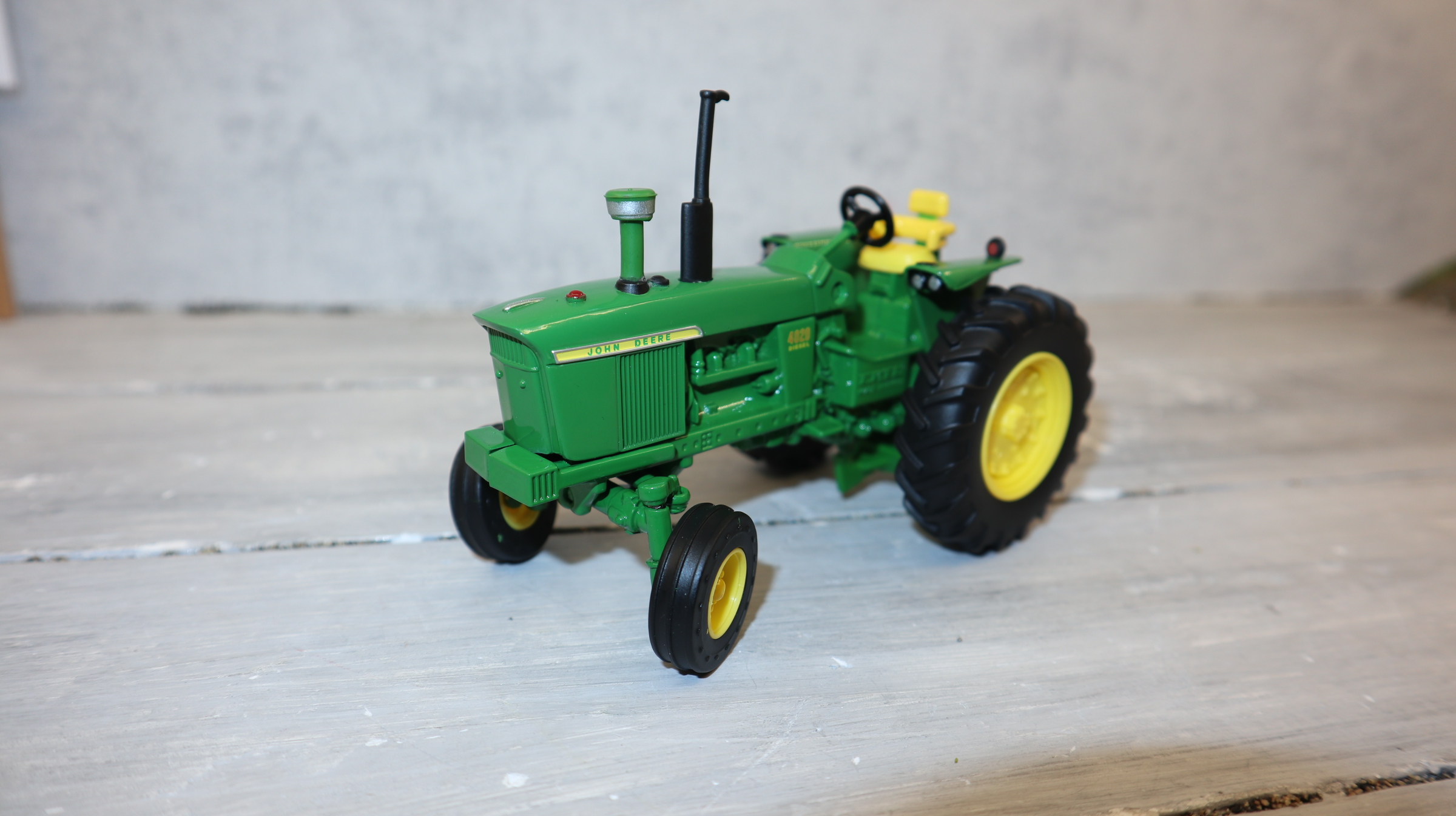 Britains 47024 in 1:32 Farm-Gebäude mit Trecker und Tieren, neue Version !! NEU in OVP