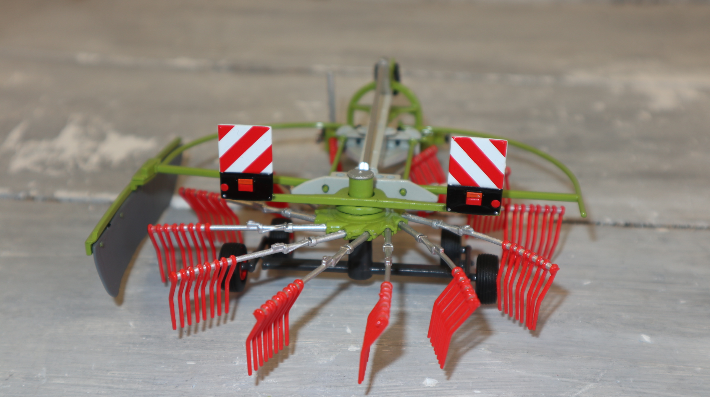 USK 30013 in 1:32,  Claas Liner 450 Heuwender, NEU in OVP