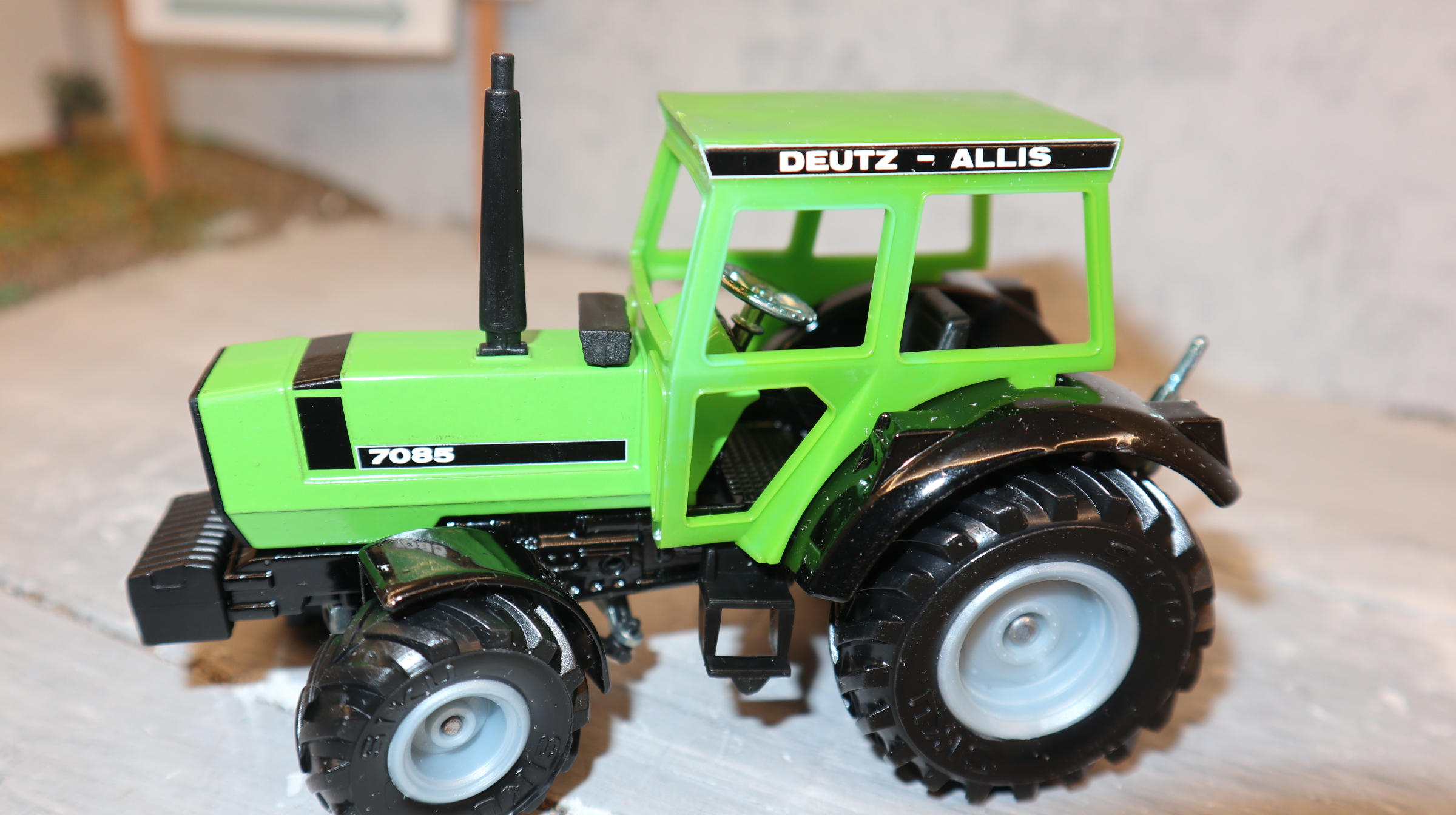 Siku 2850 in 1:32, Deutz-Fahr 7085, Sondermodell USA als DEUTZ-ALLIS, NEU in OVP