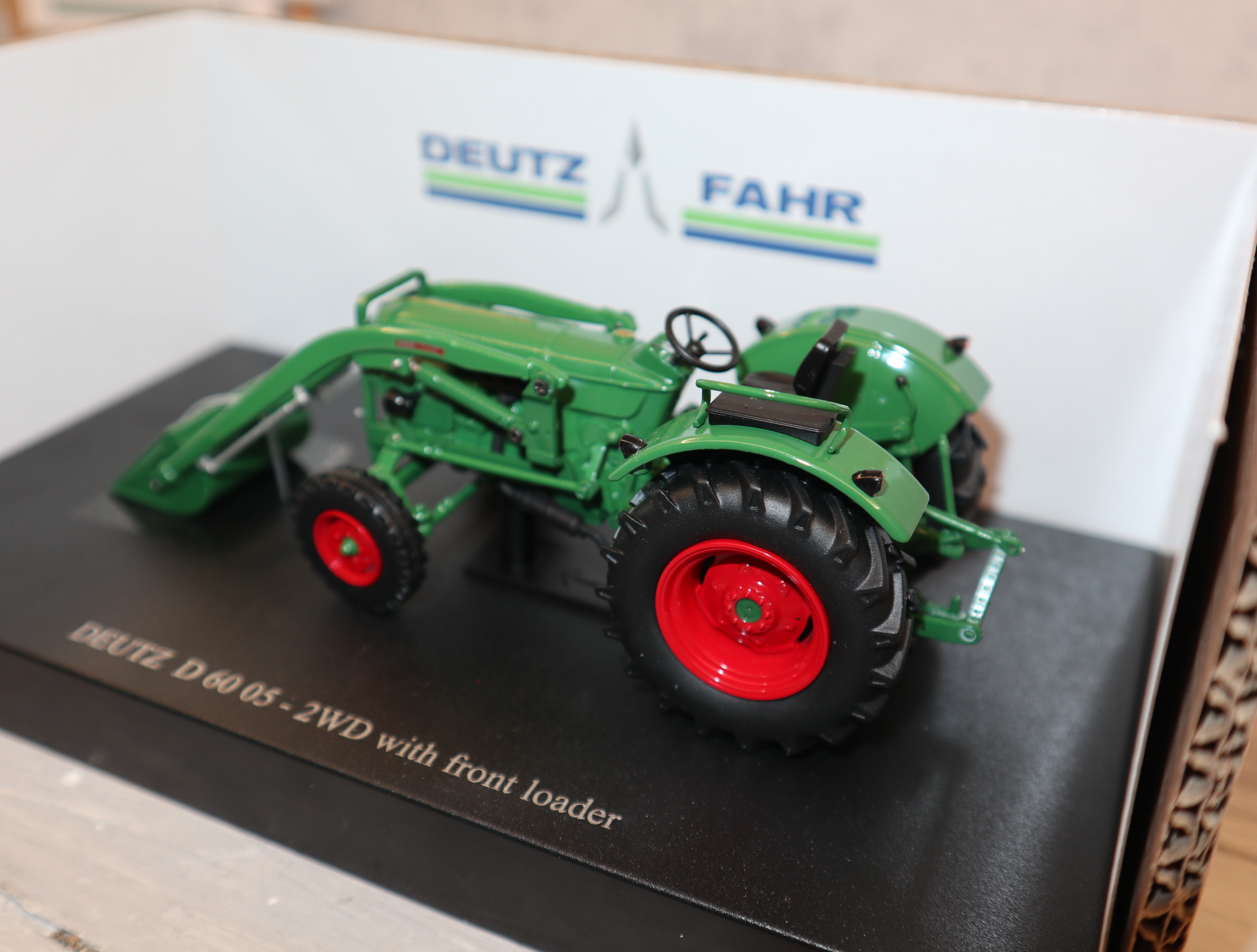 UH 5254 in 1:32  Deutz D60 05 2WD mit Frontlader,  NEU in OVP