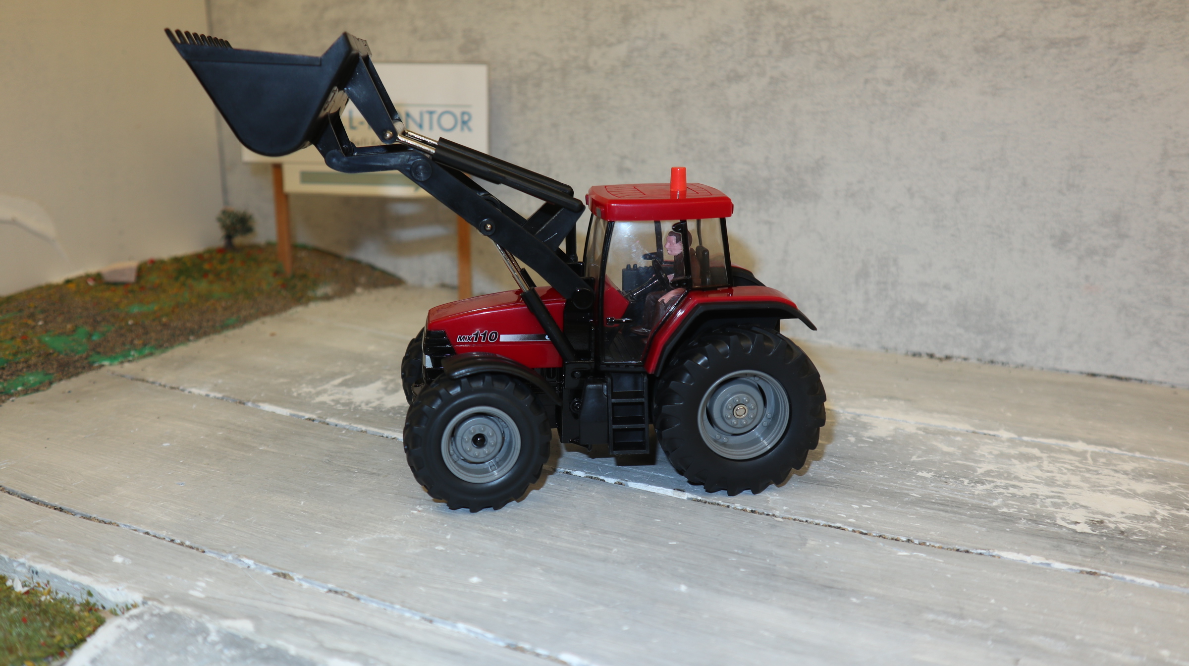 Britains 00228 in 1:32, CASE IH MX 110 Maxxum mit Frontlader, NEU in OVP