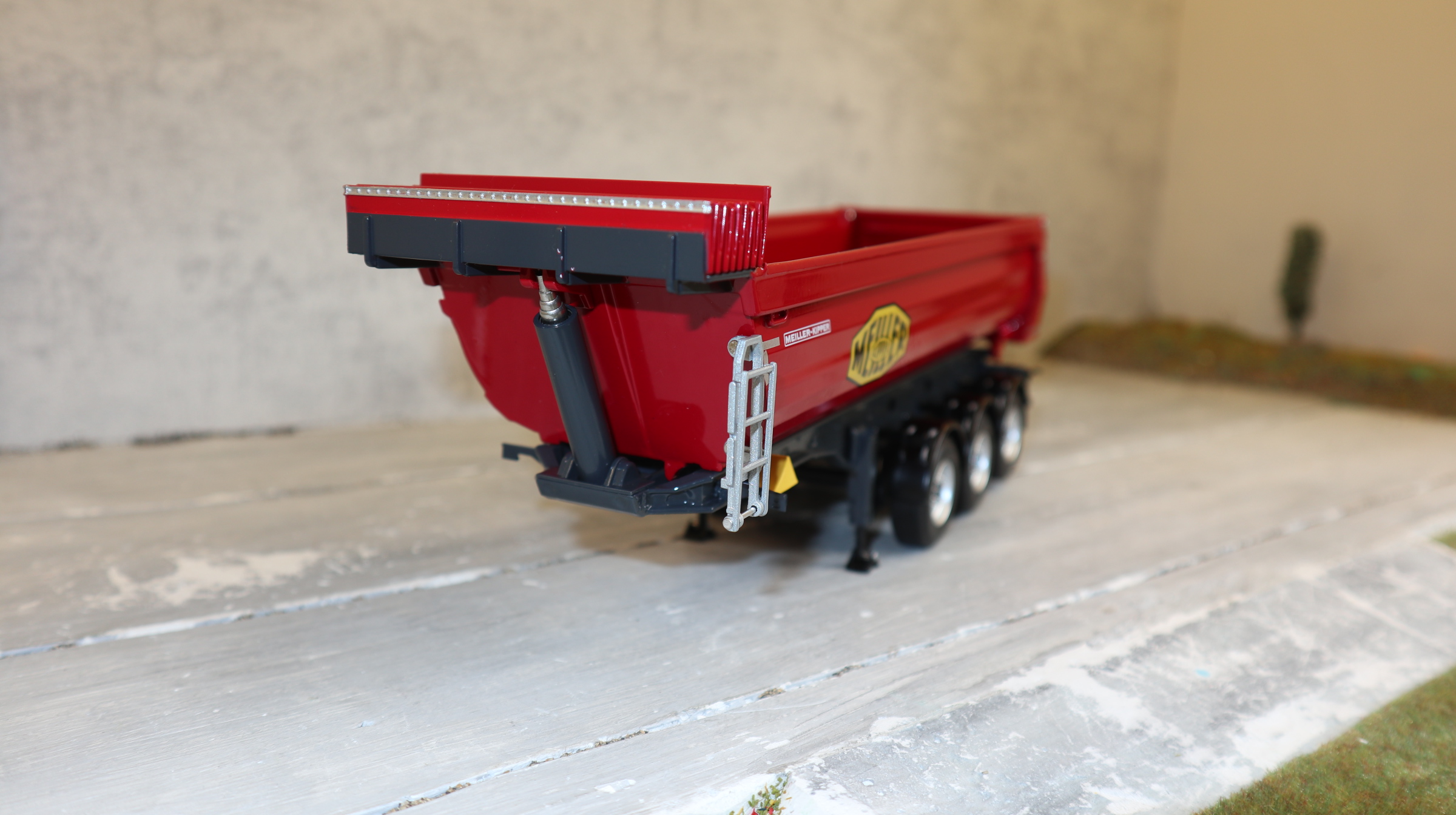 MarGe 2123-02 in 1:32, MEILLER Kipper in ROT, NEU in OVP