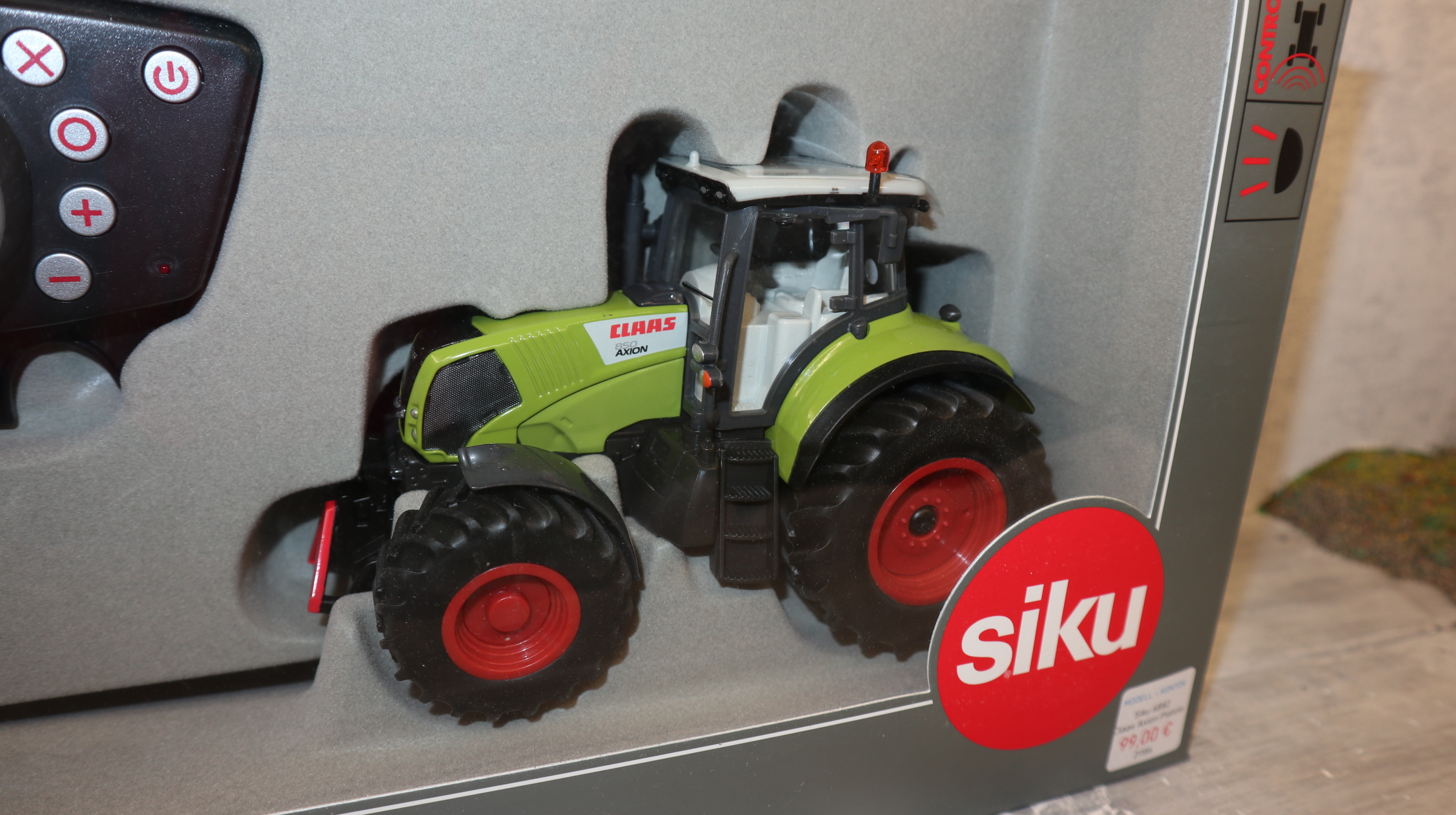 Siku 6882 in 1:32,  Claas Axion 850 Control mit Pistolen-FB, NEU in OVP