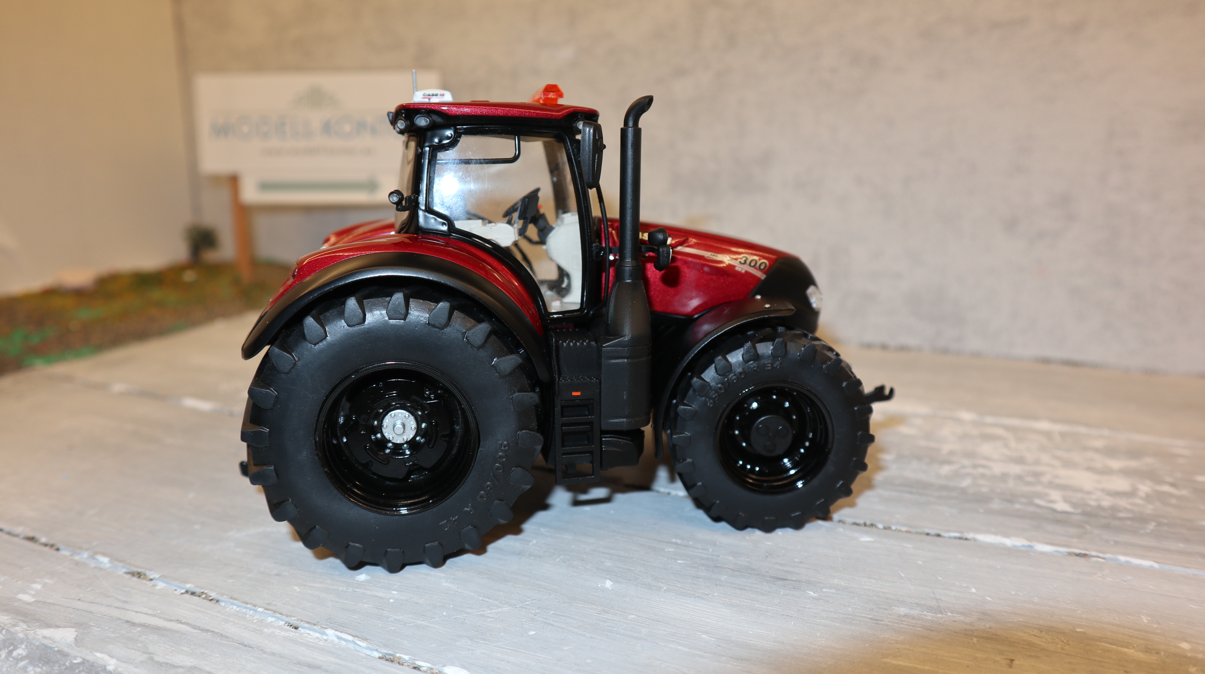 MarGe 1814 in 1:32, Case IH Optum 300 CVX, ROTmetallic schwarze Felgen, NEU in OVP