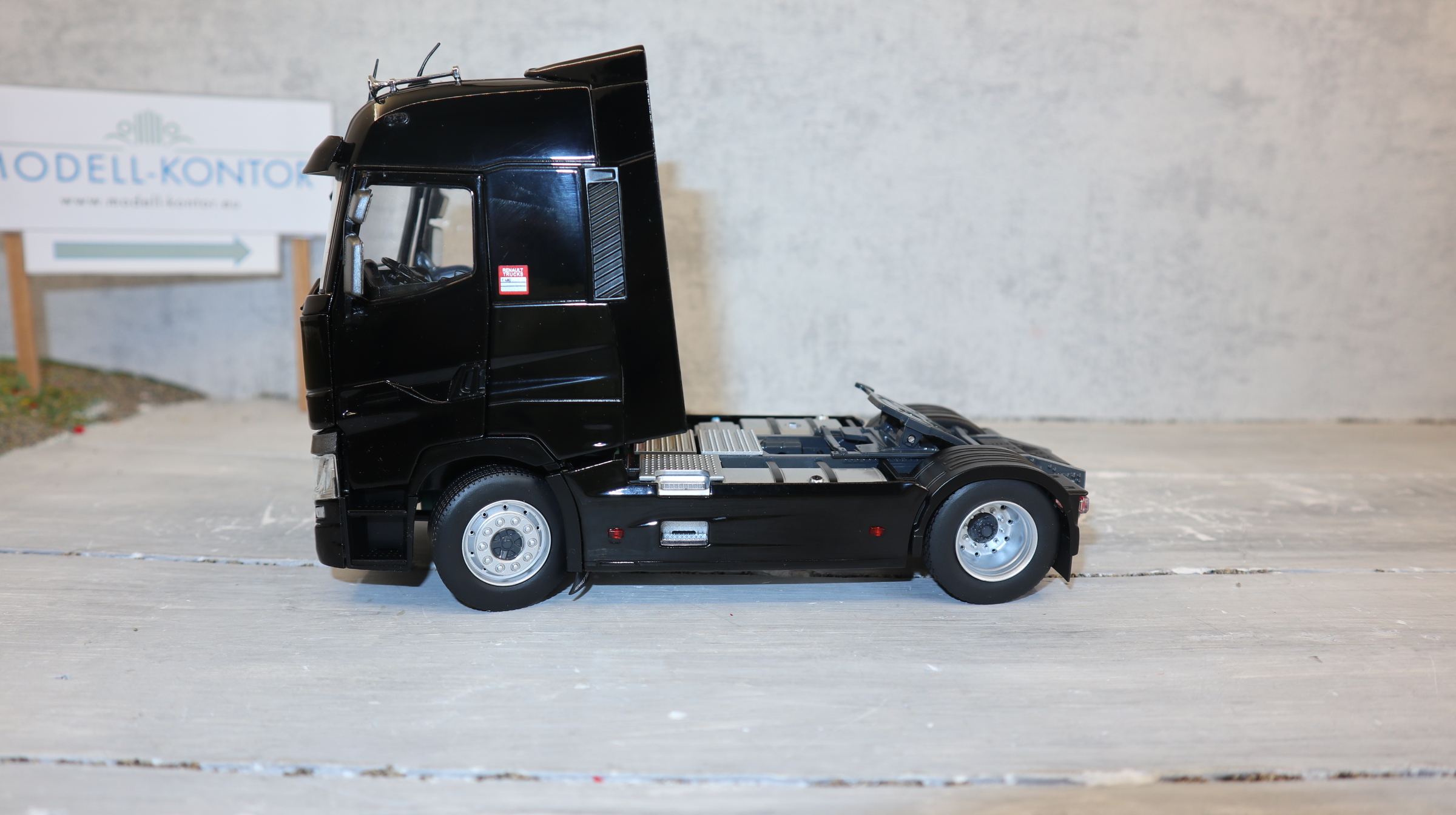 MarGe 2205-02 in 1:32,  RENAULT T 4x2 in schwarz als SZM, NEU in OVP