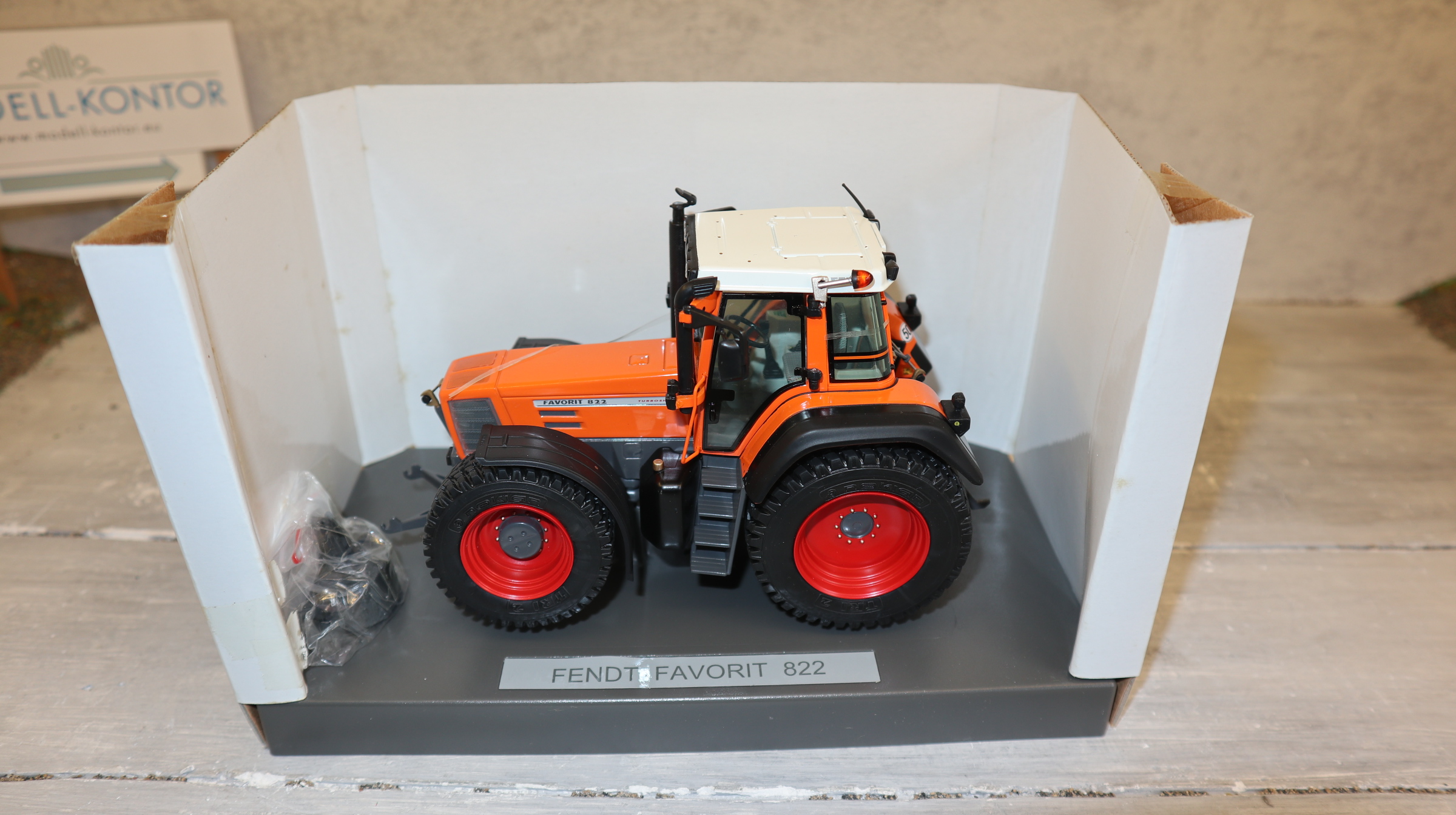Weise Toys 1102 in 1:32, Fendt Favorit 822 Kommunal, NEU in OVP