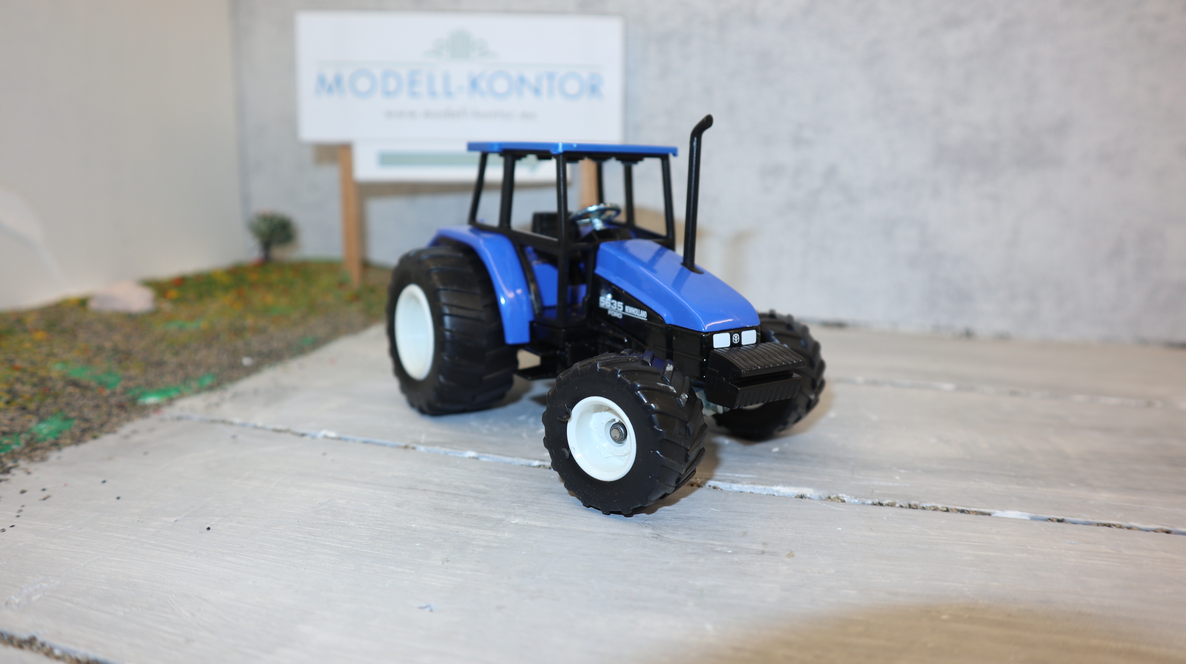 Siku 2652 in 1:32,  New Holland 5635 in Blau mit Breitreifen, NEU in OVP
