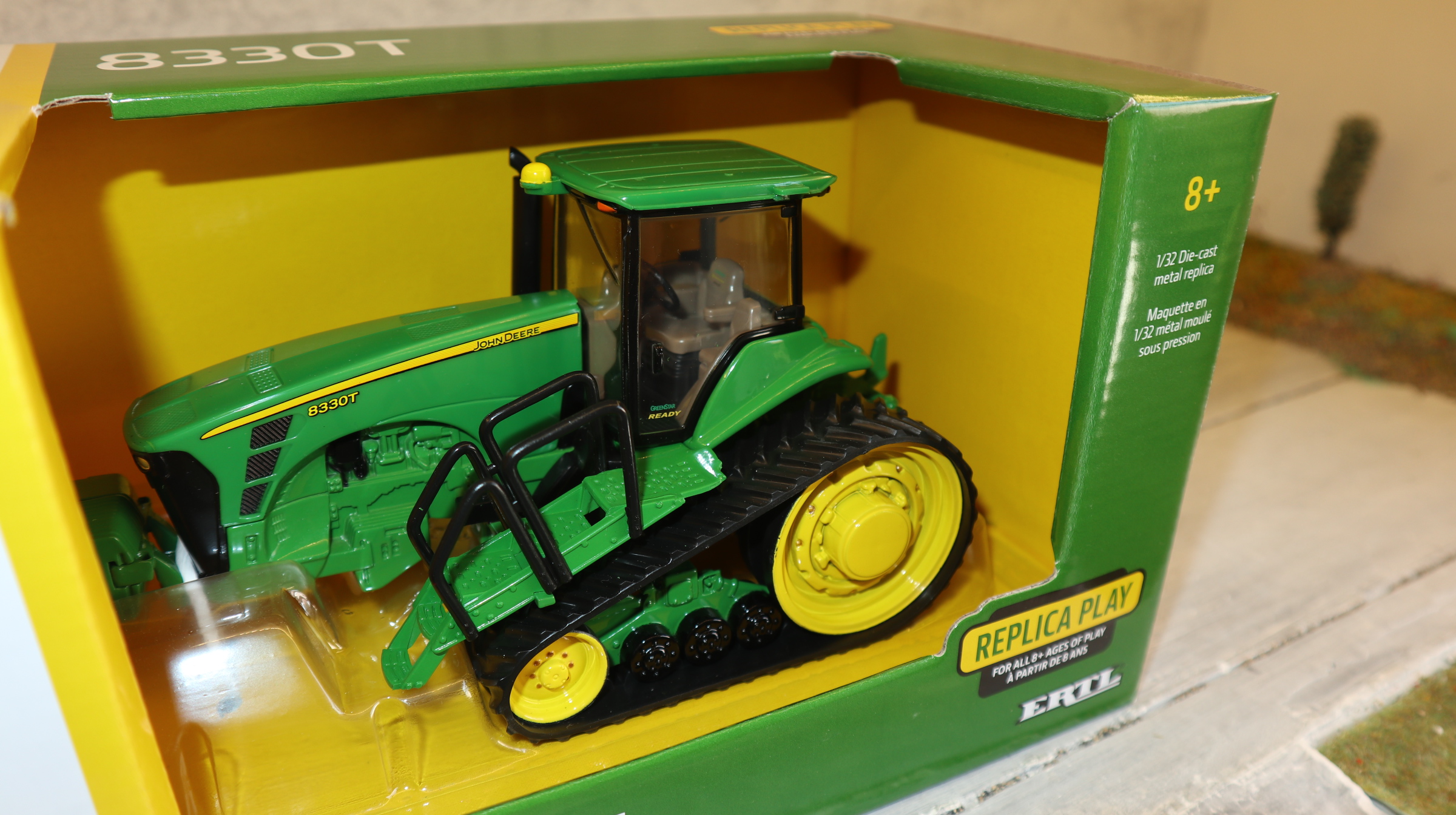 Ertl 45994 in 1:32,  John Deere 8330T Raupenschlepper US-Modell, NEU in OVP