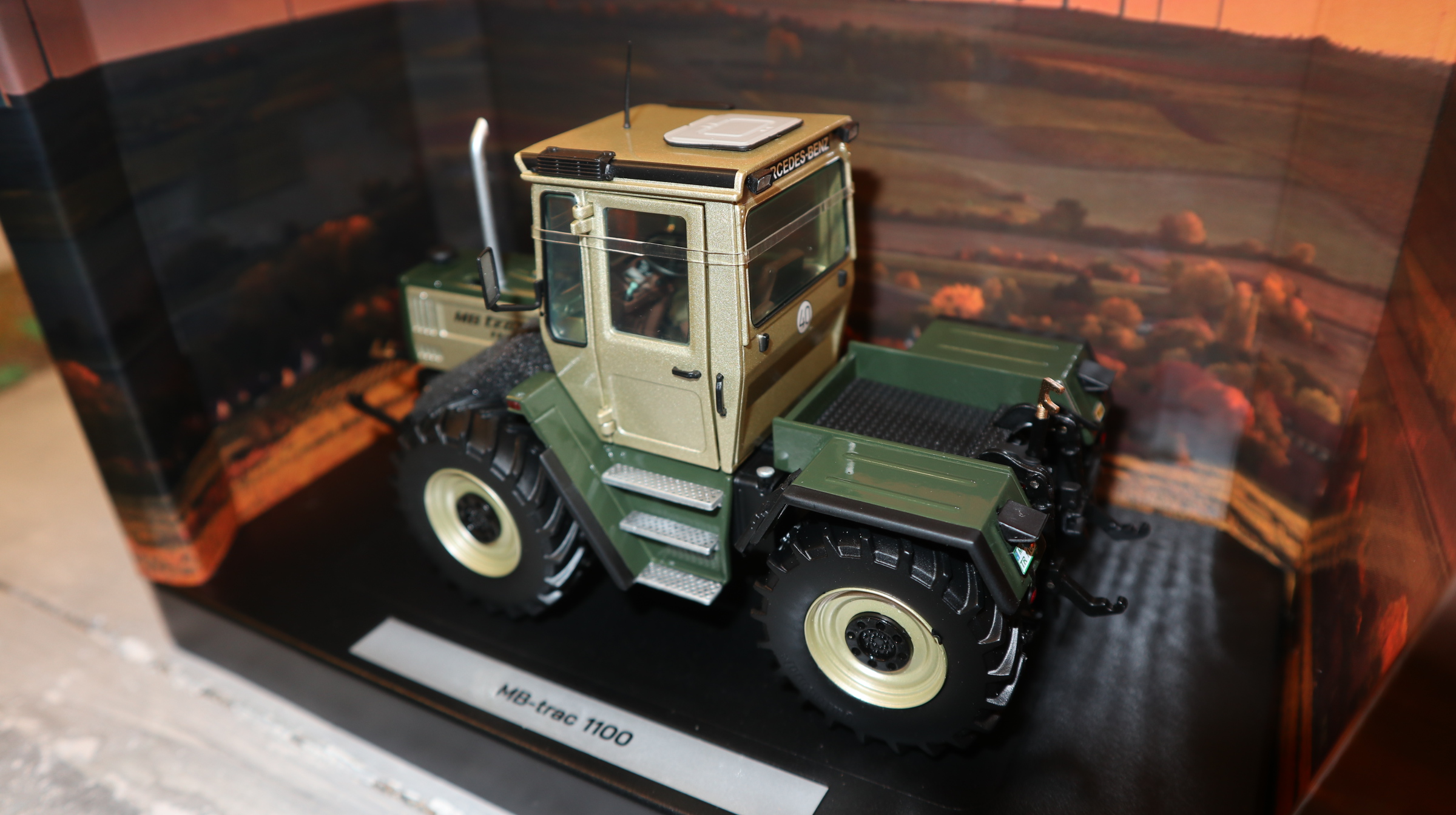 Weise Toys 1085 in 1:32, MB-trac 1100 distelgrün, NEU in OVP