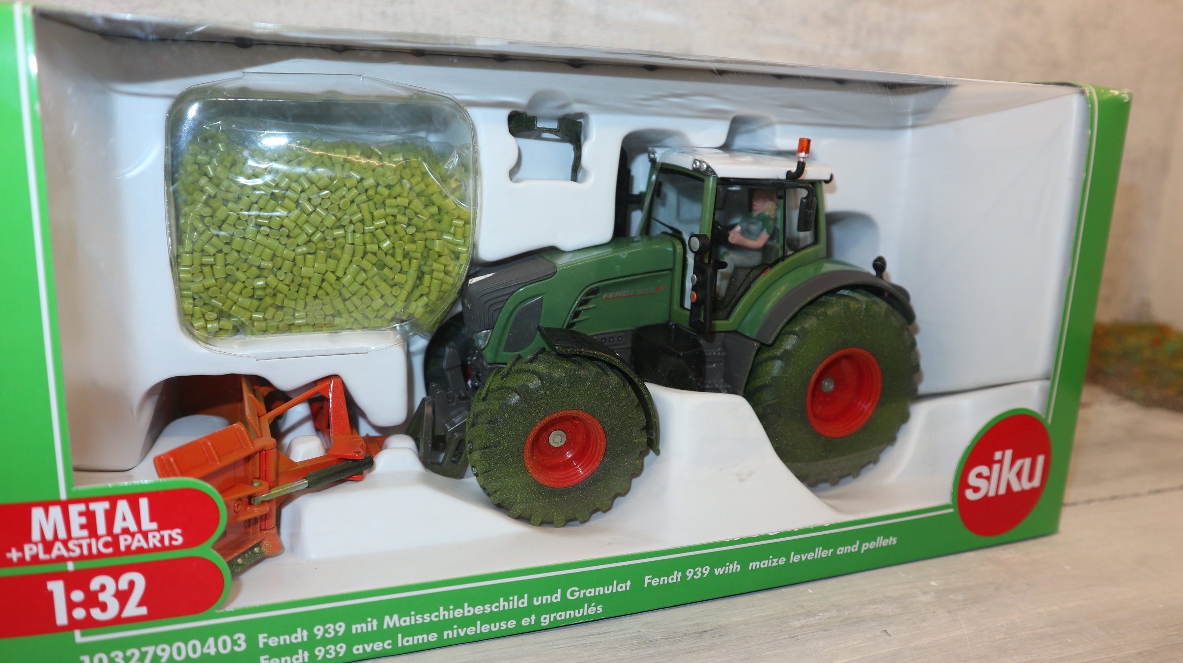 Siku Set in 1:32 Werbemodell EUROTIER 2014 Fendt 939 mit Maisschild und Granulat, NEU in OVP