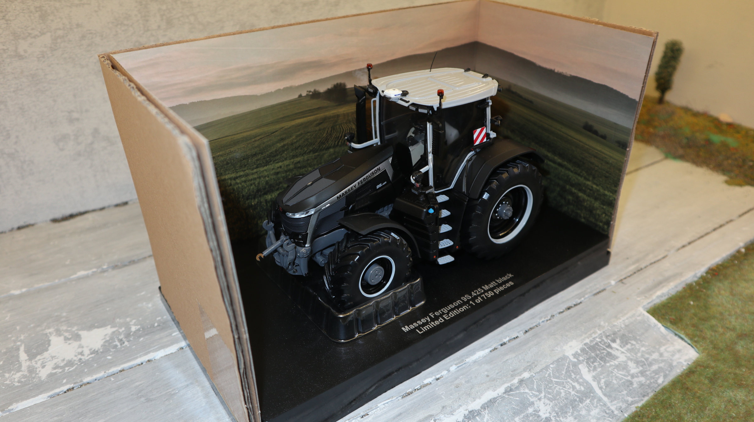 Universal Hobbies UH 6863 in 1:32,  Massey Ferguson 9S.425 schwarz matt,  NEU in OVP