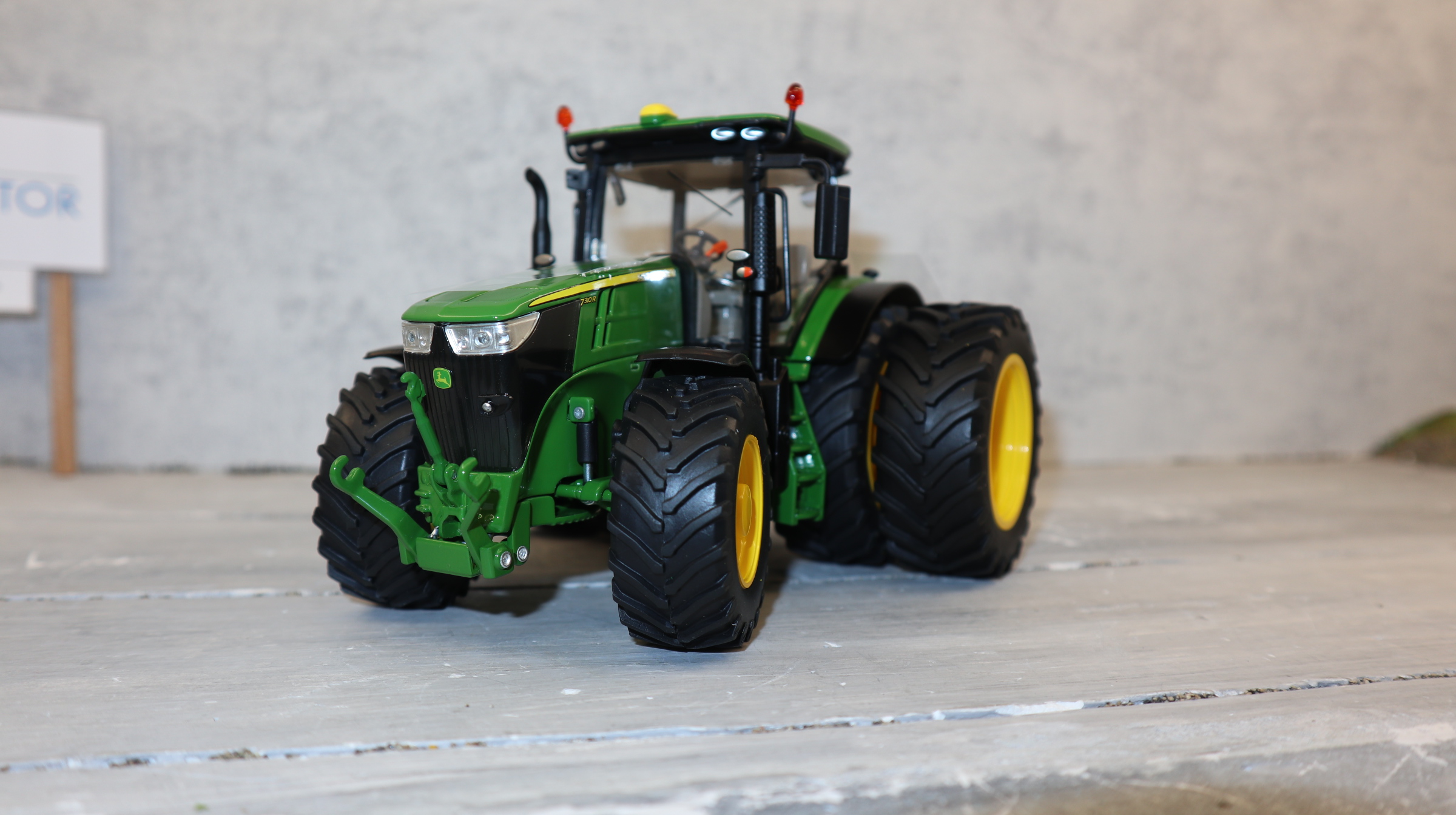 WIKING 077846 in 1:32 John Deere 7310R mit Zwillingreifen an HA, NEU in OVP