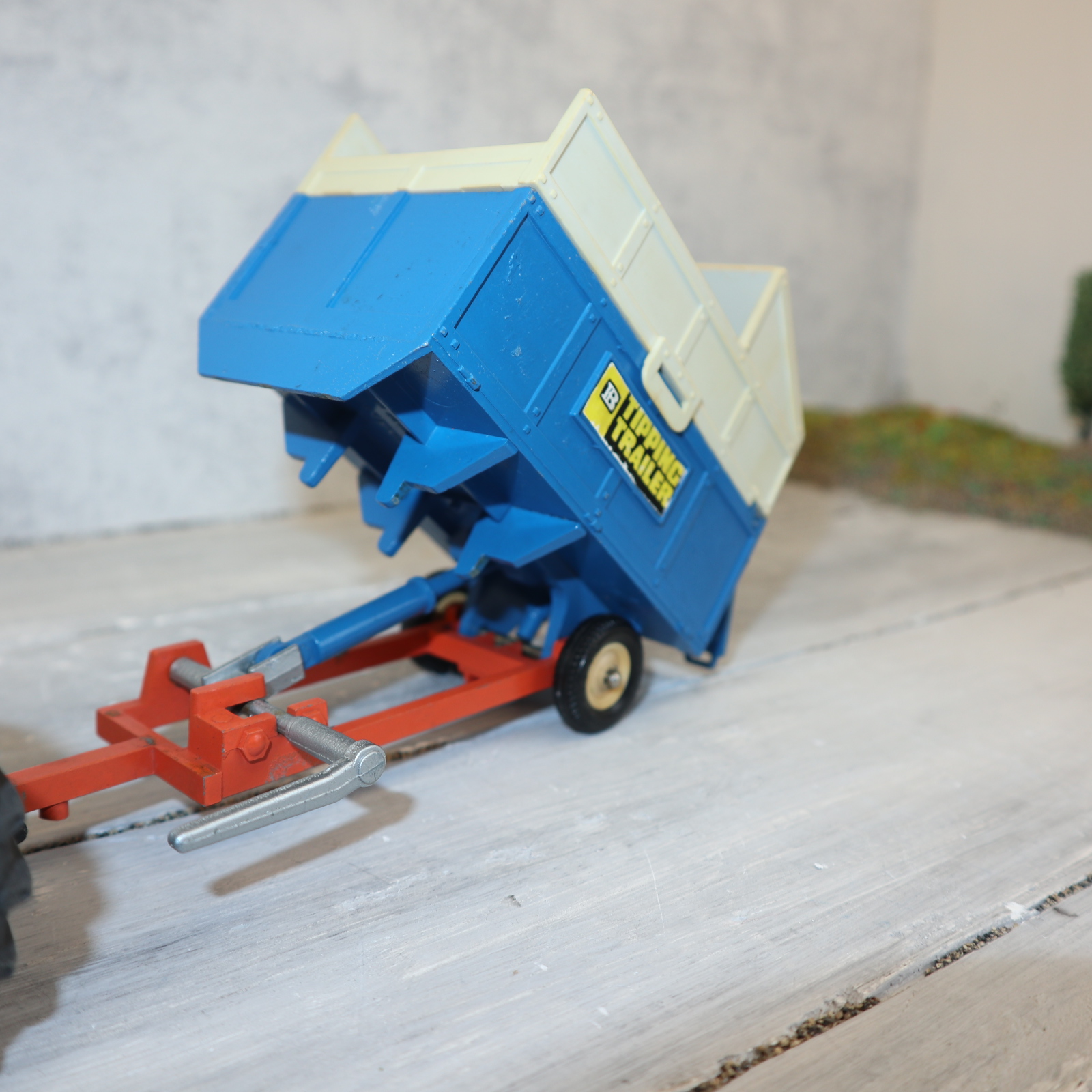 Britains 9566 in 1:32  Hochbord-Kipper als Ein-Achser , leicht bespielt aber komplett, aus den 70er-Jahren
