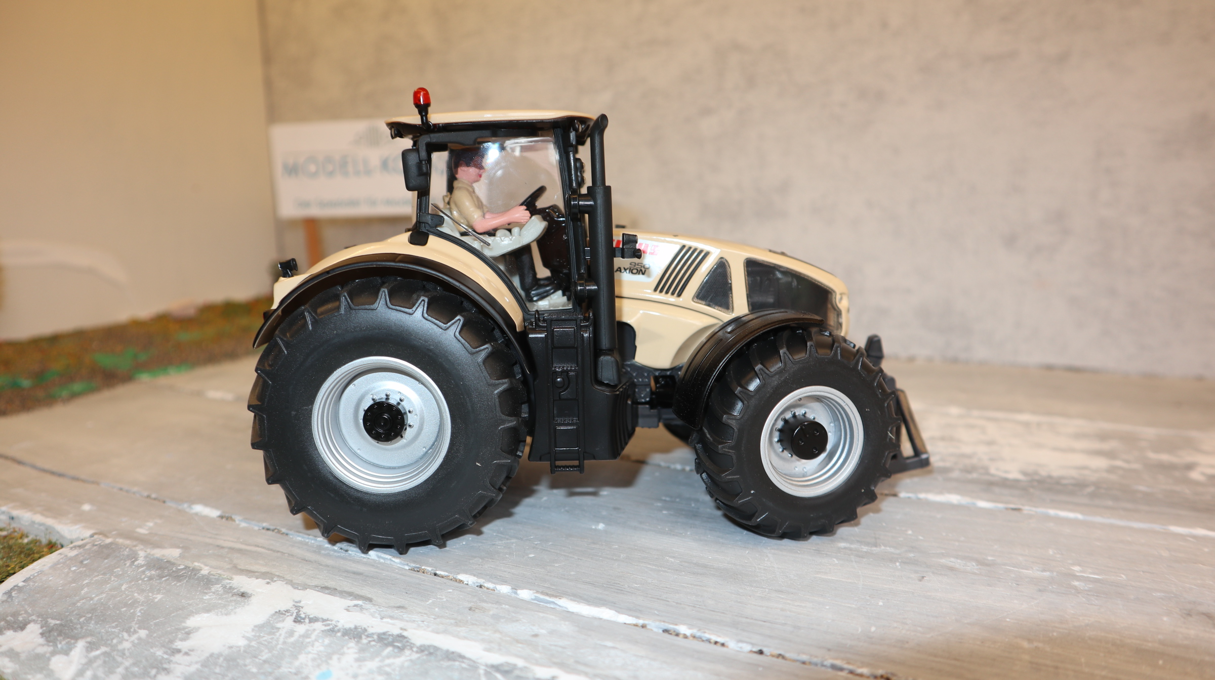 Siku 3280 in 1:32, Claas Axion 950 STOTZ beige, NEU in OVP
