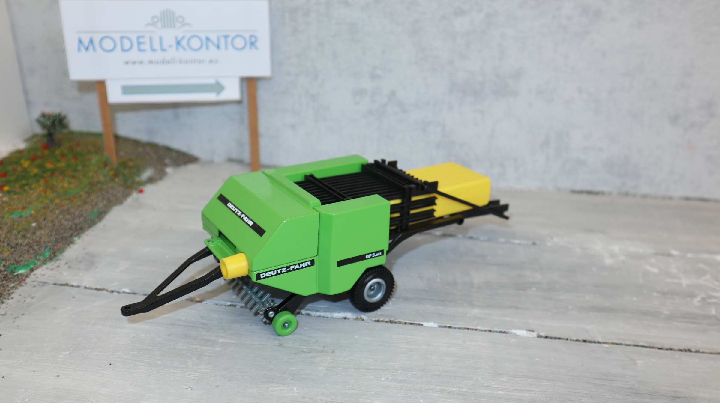 Siku 2862 in 1:32,  Deutz- Ballenpresse, Version 2 mit profilierten Räder, mit beiden Strohballen, TOP ohne OVP