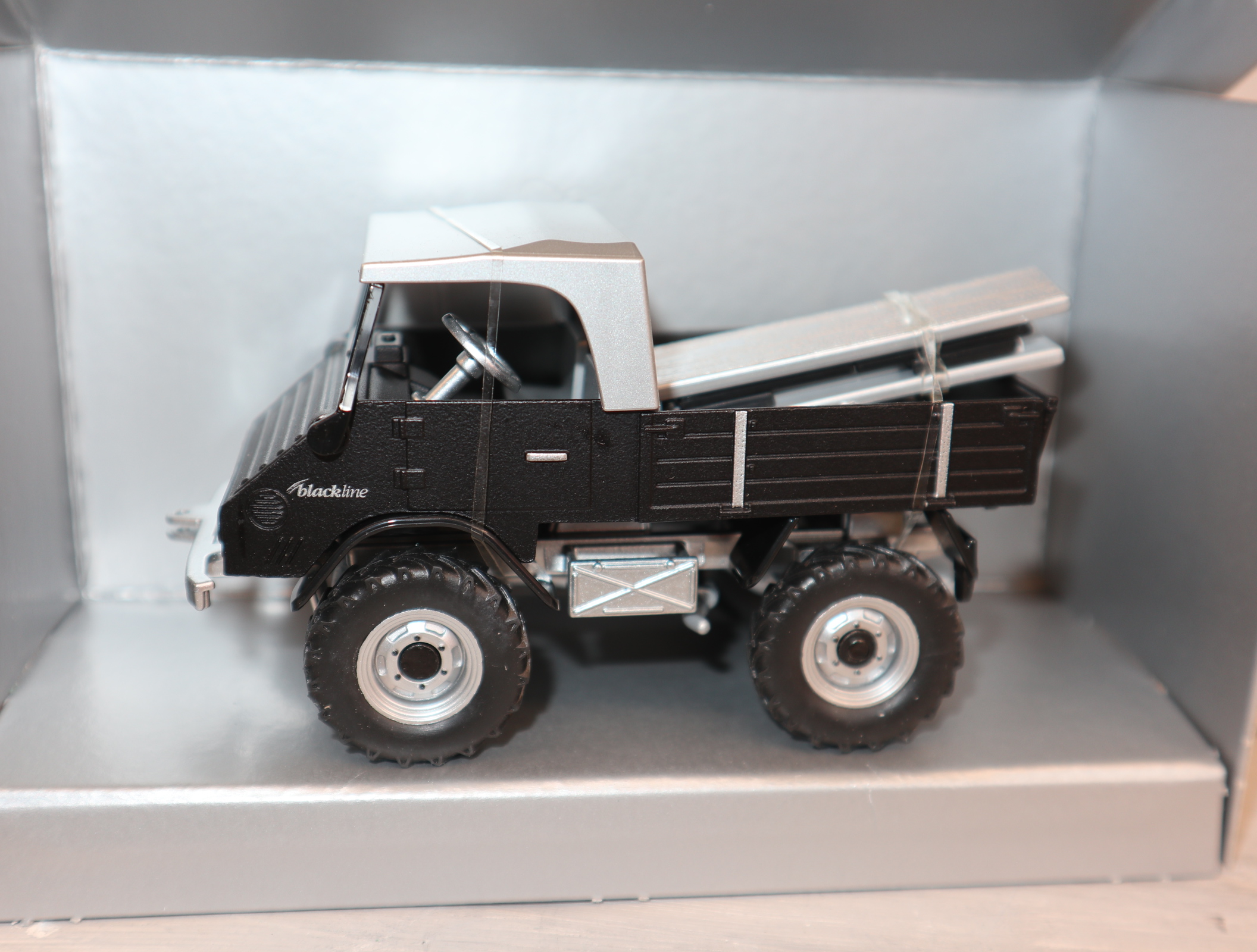 Siku 3450 in 1:32 Unimog 411 Sondermodell Blackline in OVP