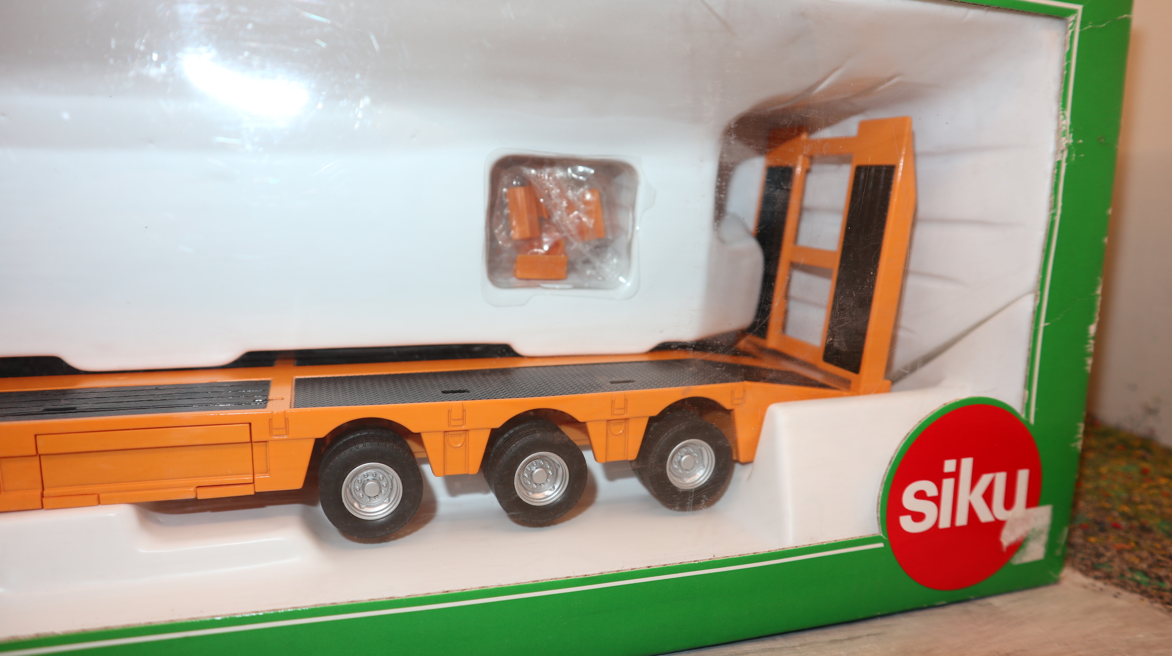 Siku 3295 in 1:32 SCANIA mit Tieflader in gelb, Mechanische Ausführung  NEU in OVP