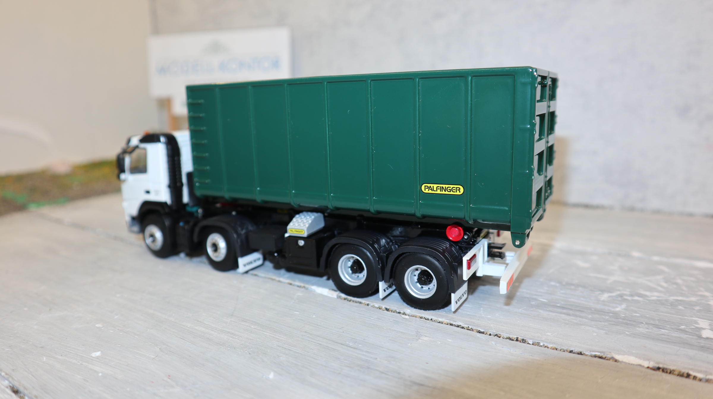 WSI 02-2428 in 1:50, VOLVO FM 8x4 Day Cab für Australien, Abroller PALFINGER mit Hochmulde, NEU in OVP