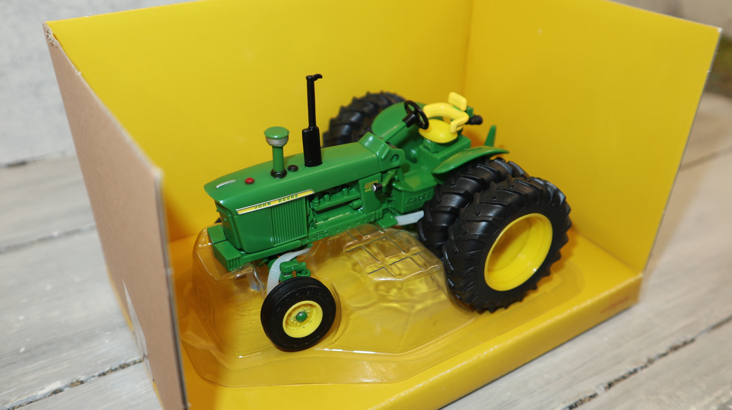 Britains 43311 in 1:32 John Deere 4020 mit Zwillingsreifen HA, NEU in OVP