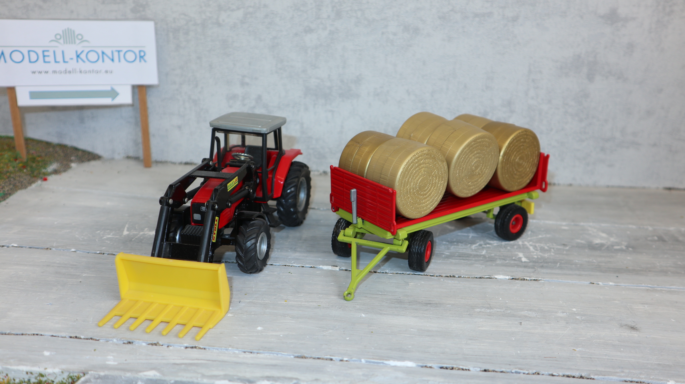 Siku 3955 in 1:32,  Massey Ferguson 4270 mit Ballenanhänger, Version 2 , STOLL,  NEU in OVP