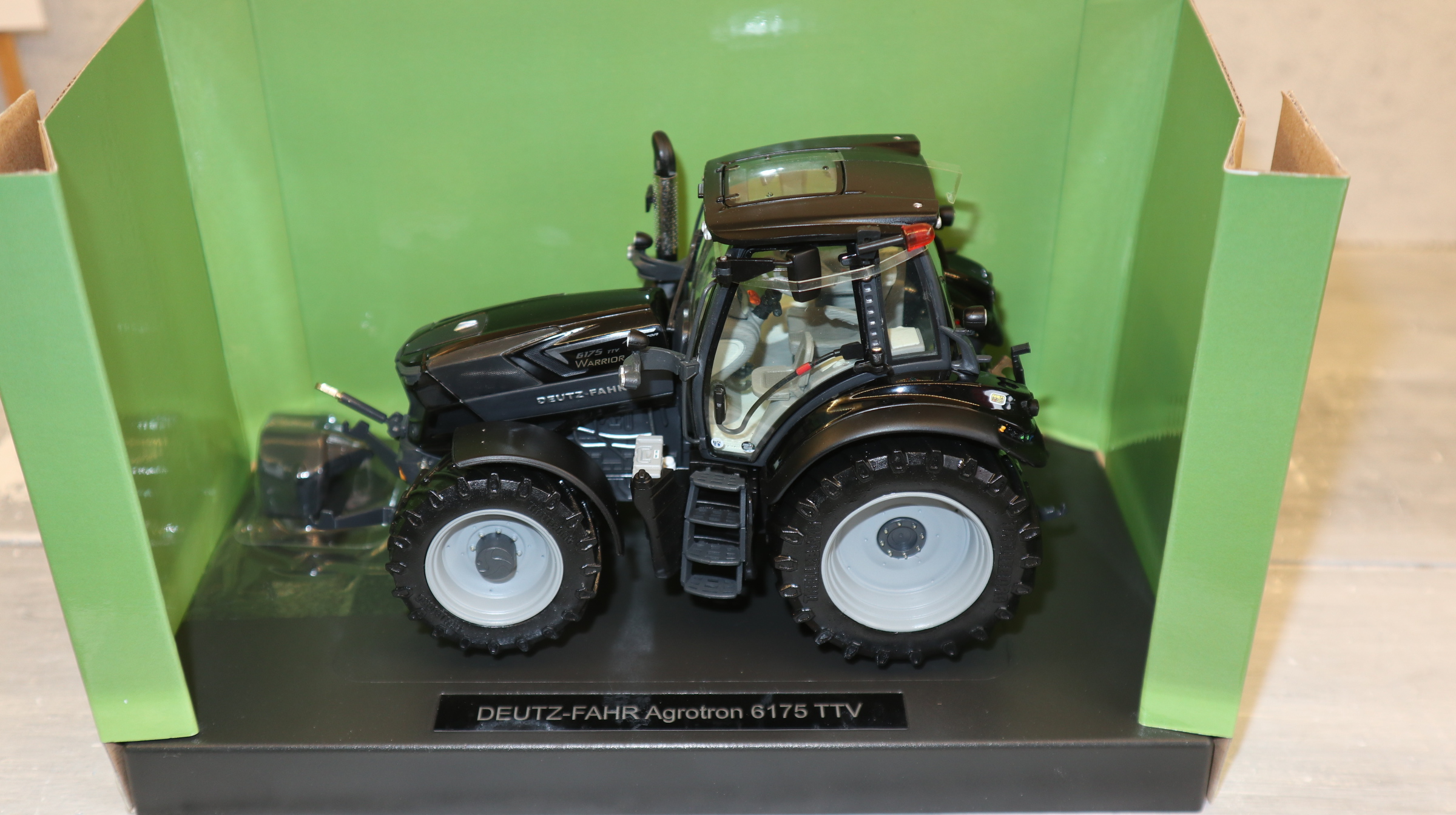 Weise Toys 2053 in 1:32, Deutz-Fahr 6175 TTV Warrior black, NEU in OVP