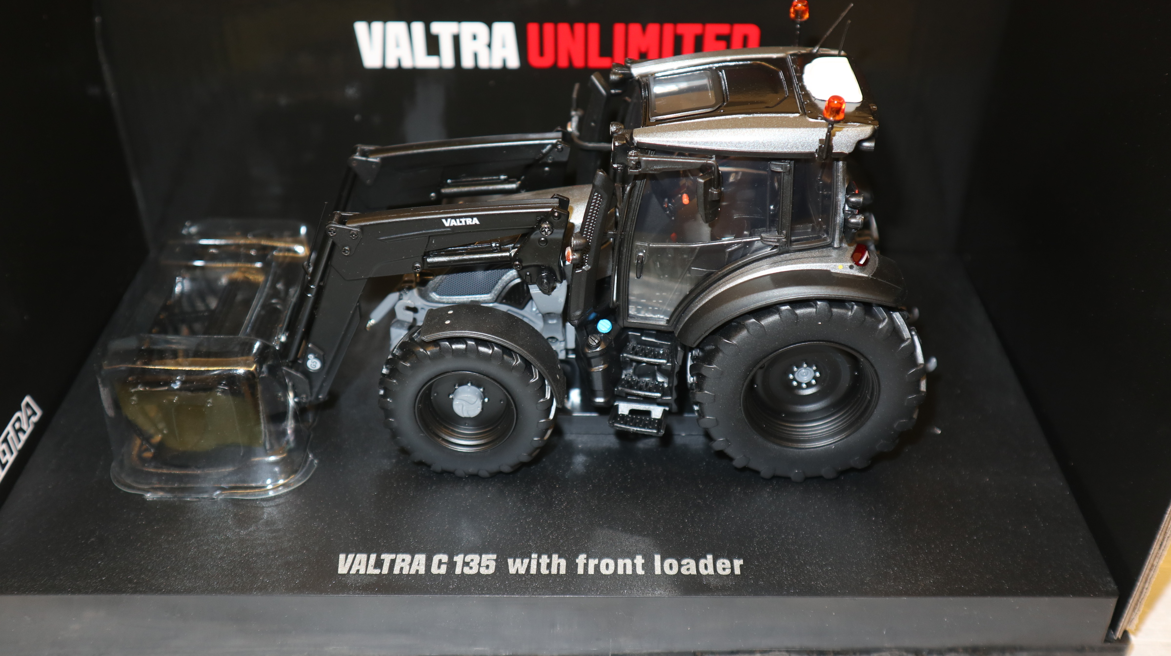 Universal Hobbies UH 6746 in 1:32, Valtra G135 Frontlader Titanium Grau,  NEU in OVP