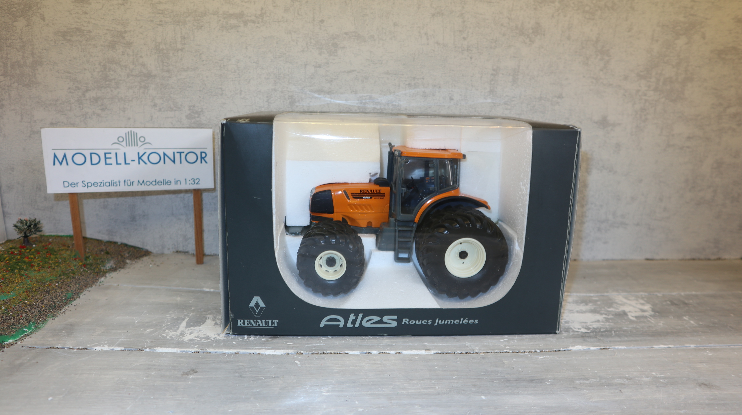 Universal Hobbies UH 2957 in 1:32, Renault Atles 935 Zwillingsreifen, NEU in OVP