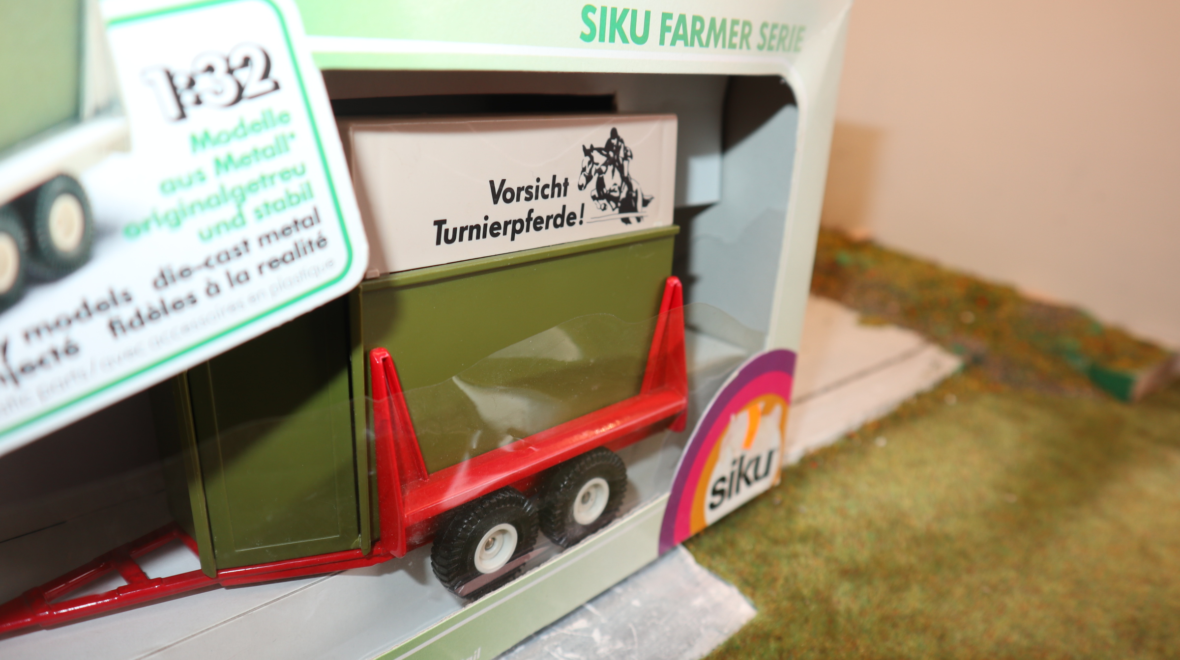 Siku 2559 in 1:32 Westfalia-Tiertransporter mit Plane und rotem Chassis , NEU in OVP
