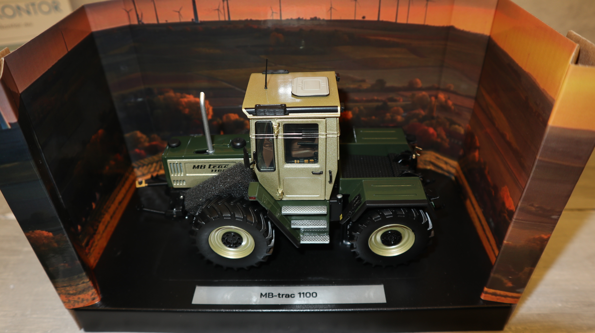 Weise Toys 1085 in 1:32, MB-trac 1100 distelgrün, NEU in OVP
