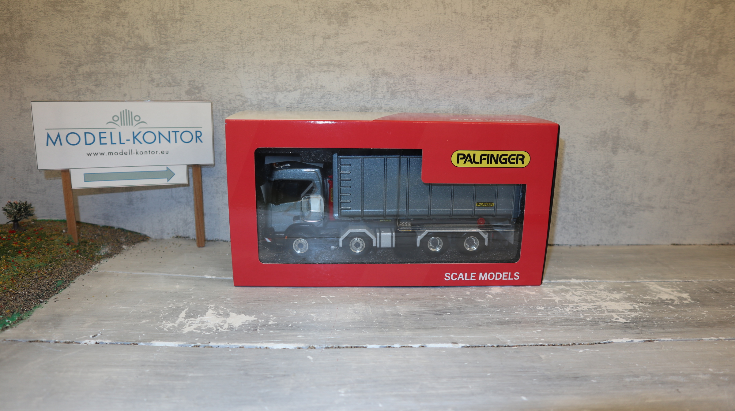 WSI 02-3793 in 1:50, SCANIA CR20 8x4 mit Palfinger Abroller und 40-cbm-Container,  NEU in OVP