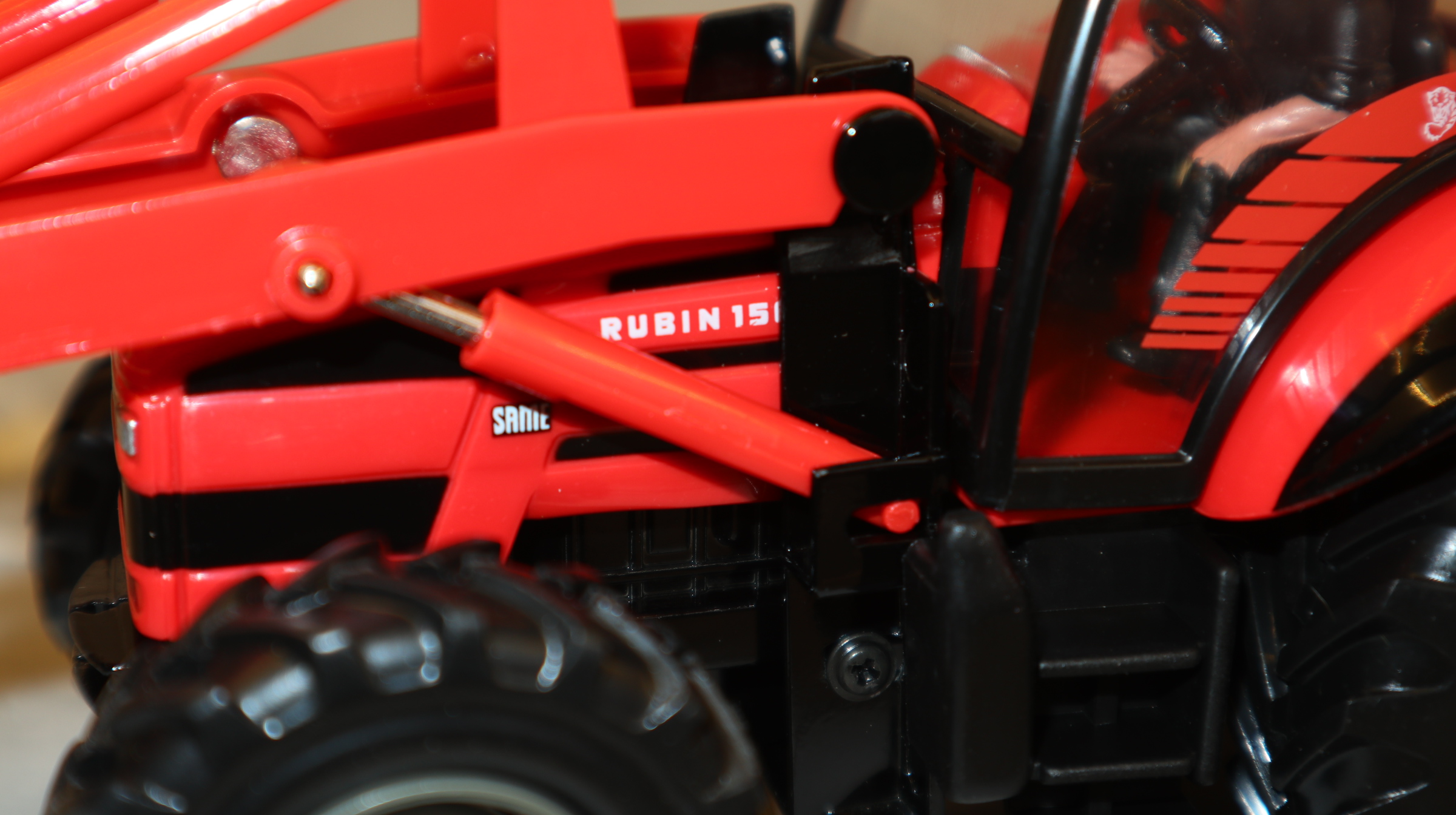 Britains 00037 in 1:32, SAME Rubin 150 mit Frontlader, NEU in OVP
