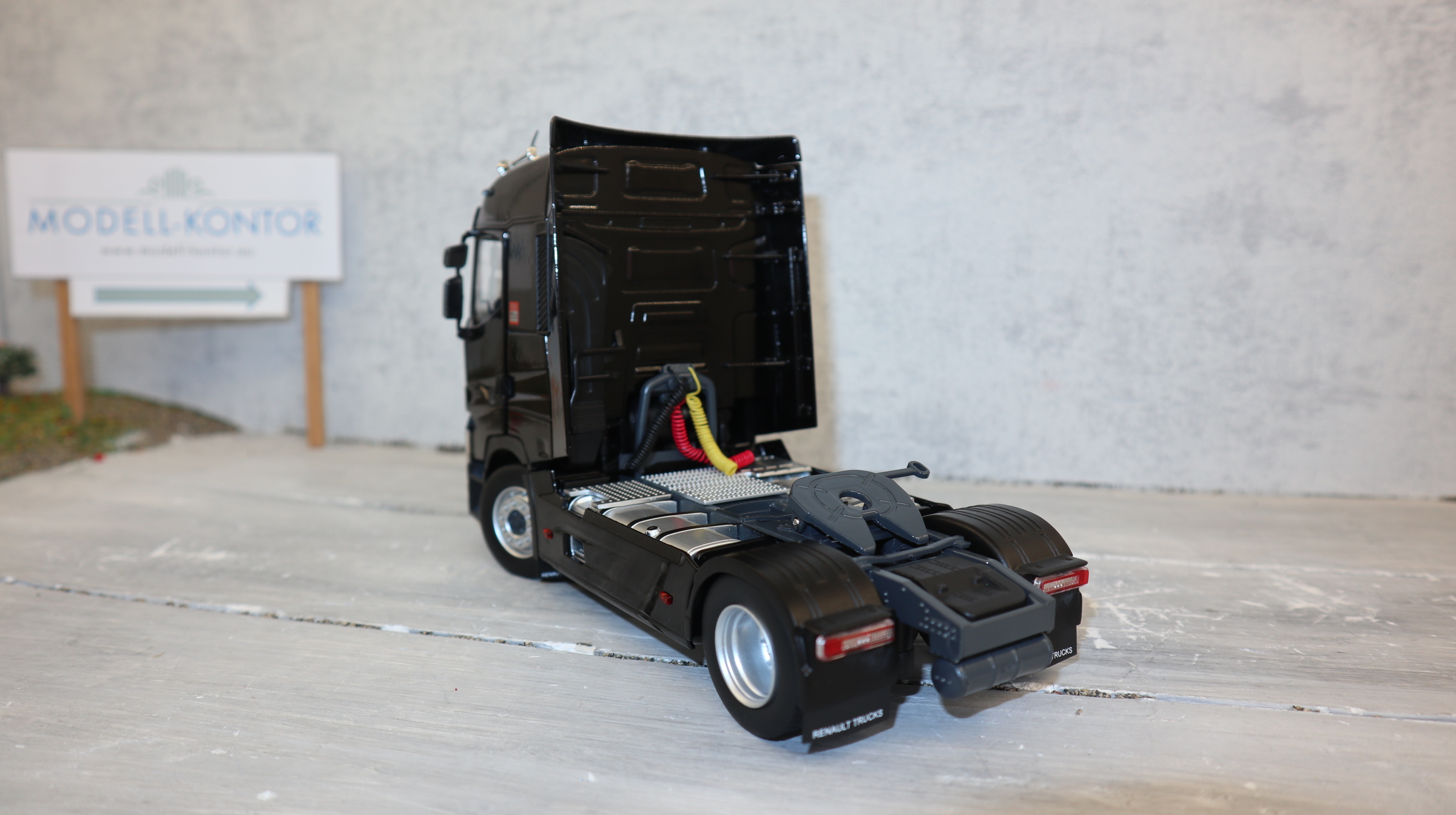 MarGe 2205-02 in 1:32,  RENAULT T 4x2 in schwarz als SZM, NEU in OVP