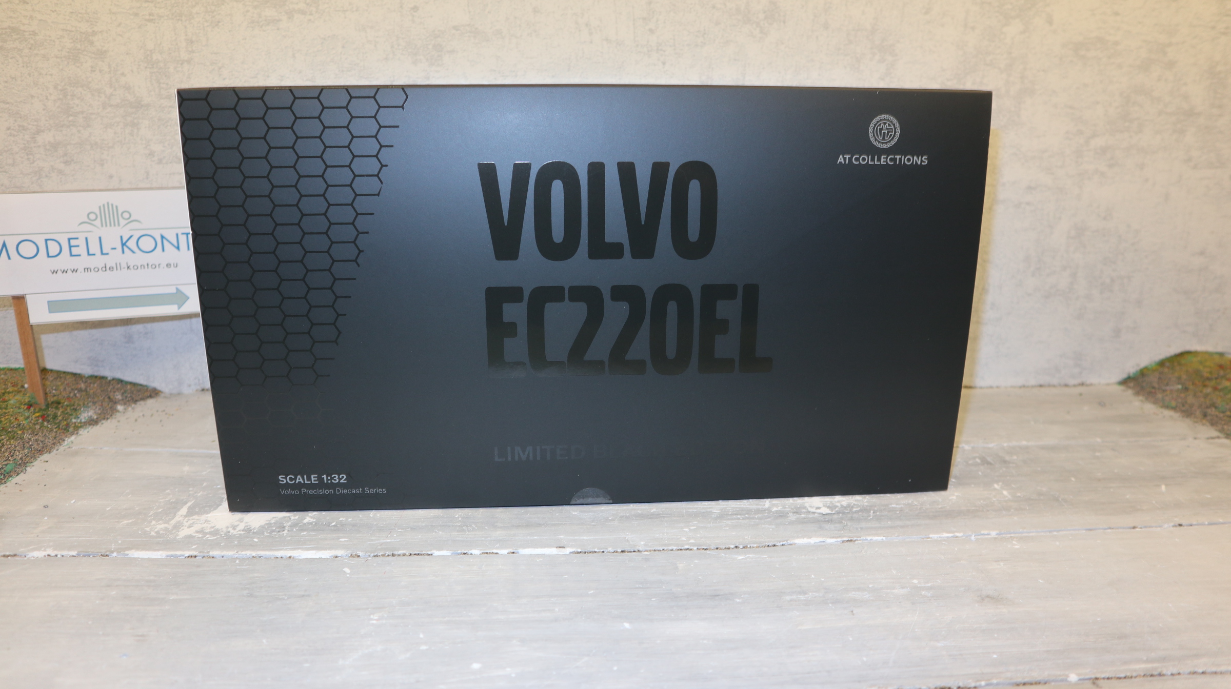 AT Collections 3200127 in 1:32, VOLVO EC 220 EL Black-Edition NEU in OVP