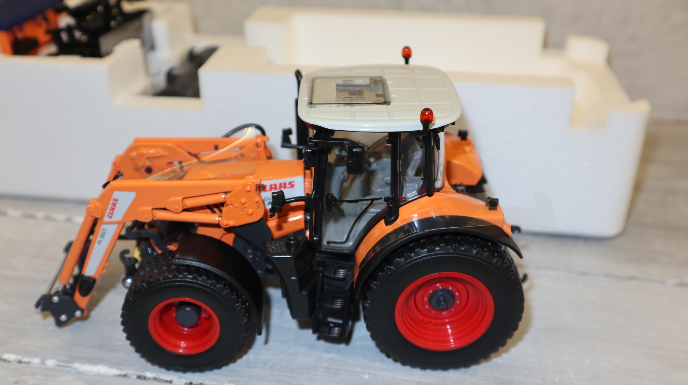 Wiking 01700610 in 1:32, Claas Arion 640 mit FL 120, Winterdienst, NEU in OVP