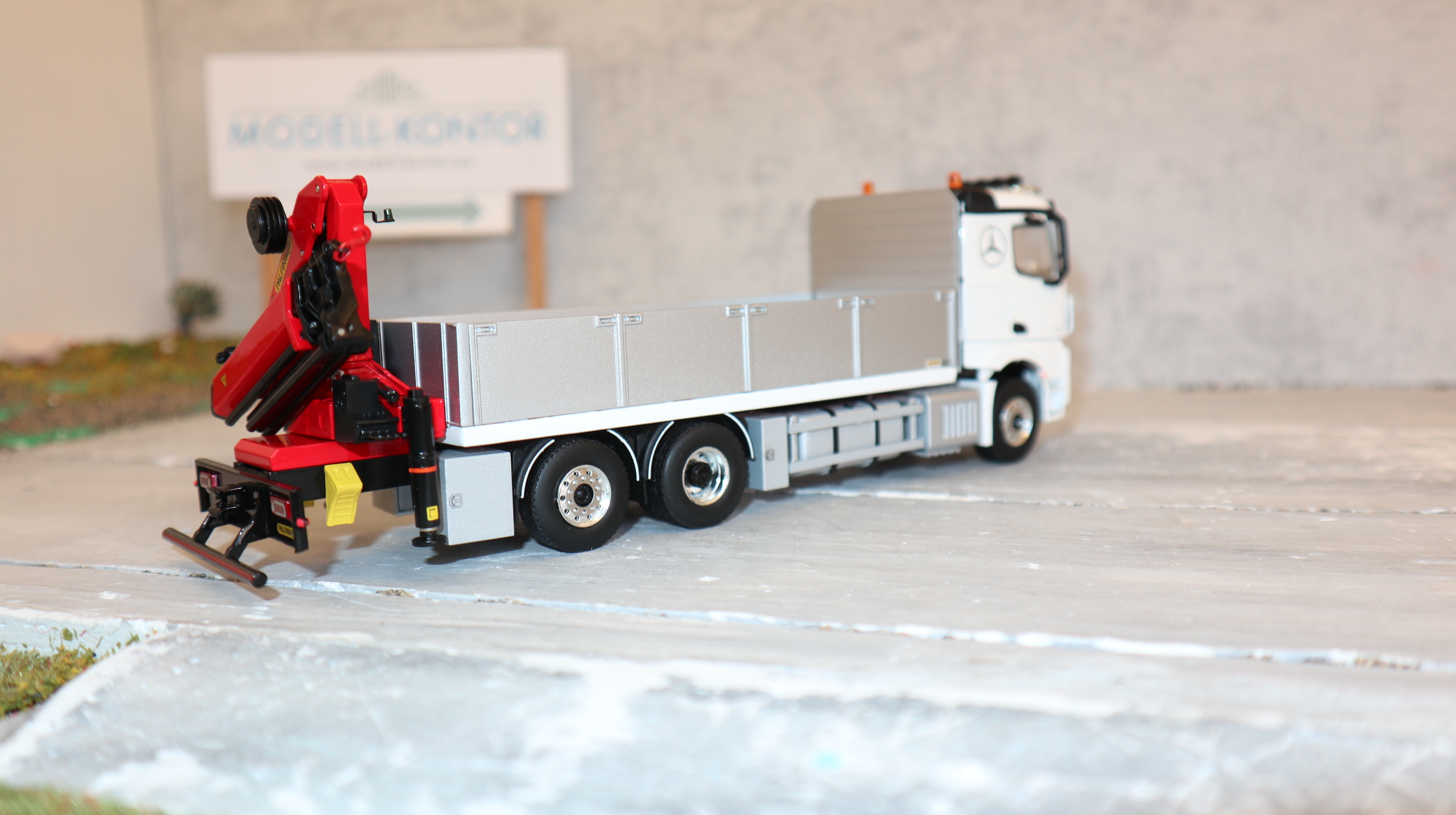 WSI 02-3665 in 1:50, MB ACTROS MP5 + Palfinger PK 19001 weiß, Baustoffwagen NEU in OVP