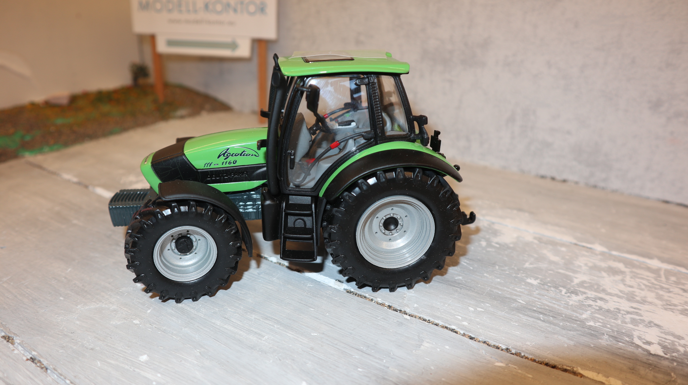 Universal Hobbies UH 2096 in 1:32,  Deutz-Fahr Agrotron 1160 mit Frontgewicht,  NEU in OVP