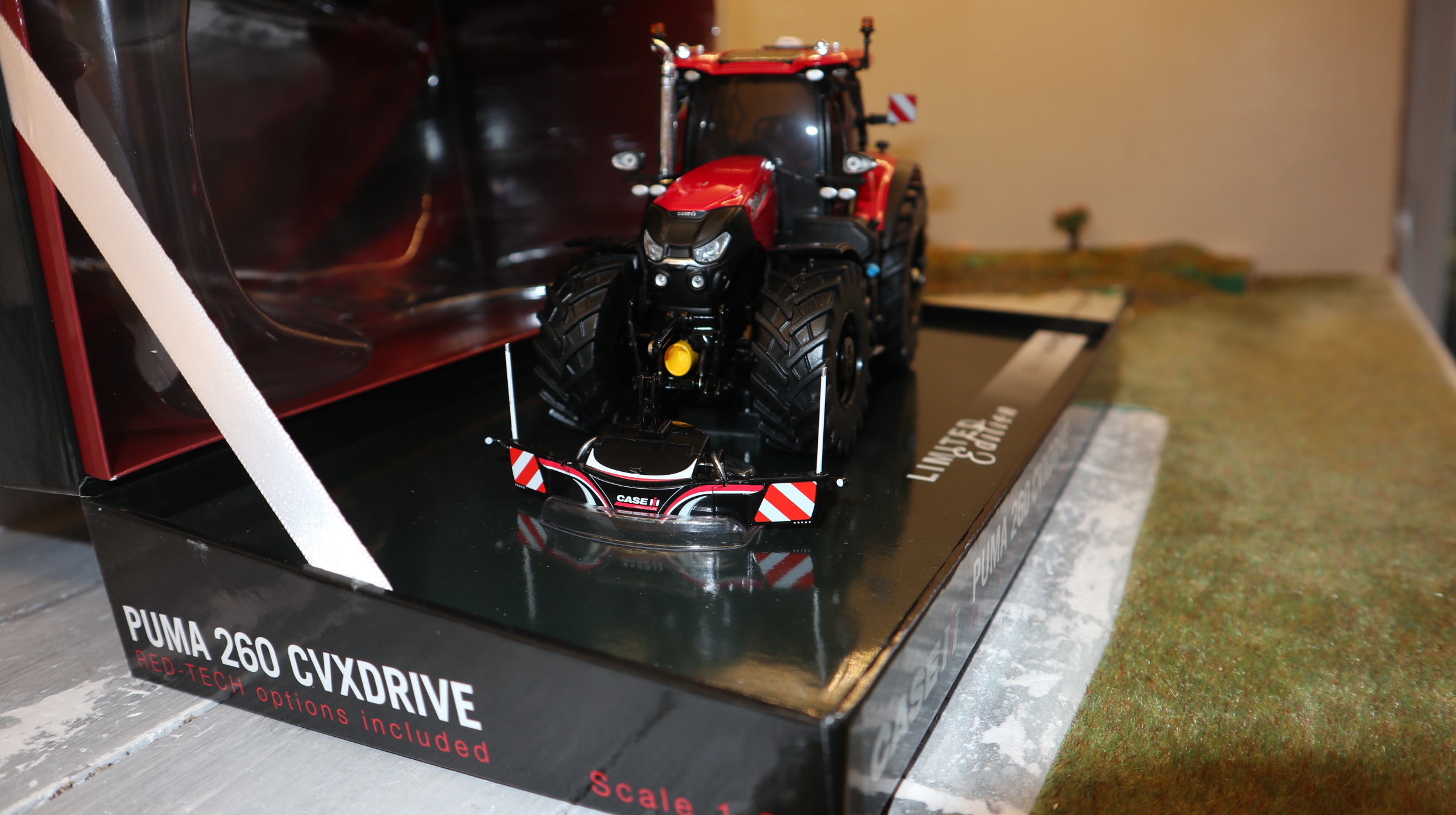 Universal Hobbies UH 6864 in 1:32, CASE IH Puma 260 CVXdrive Sondermodell, NEU in OVP