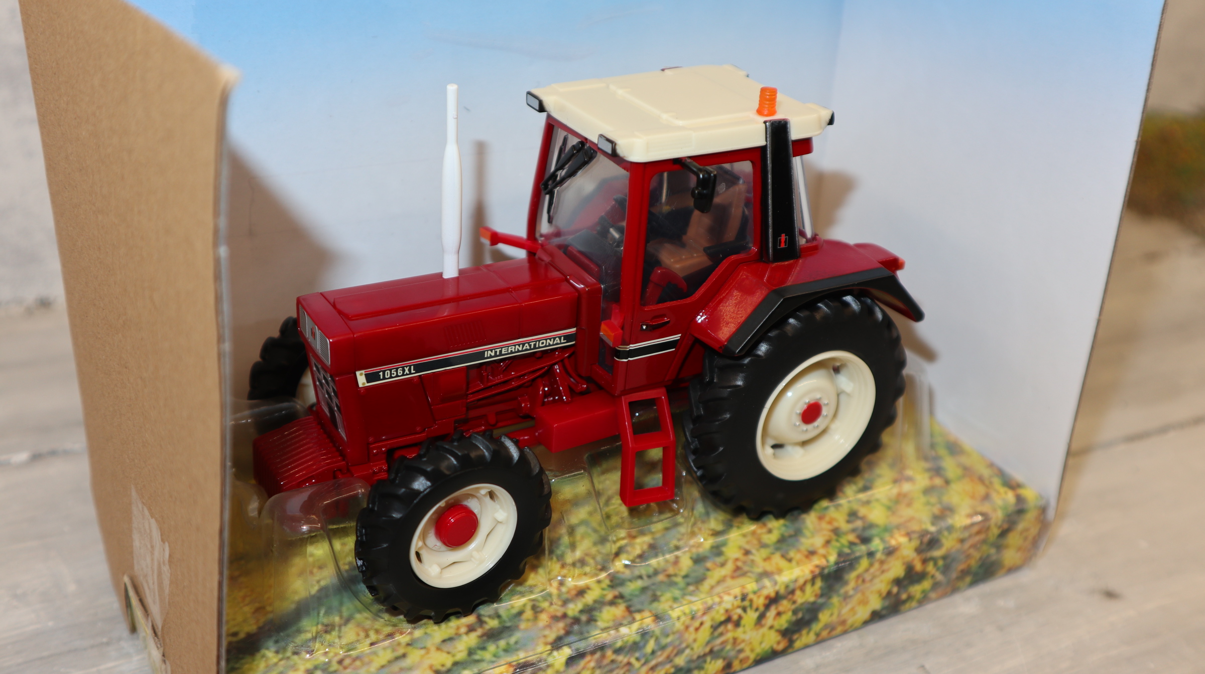 Britains 43329 in 1:32 International IH 1056 XL 4WD, NEU in OVP