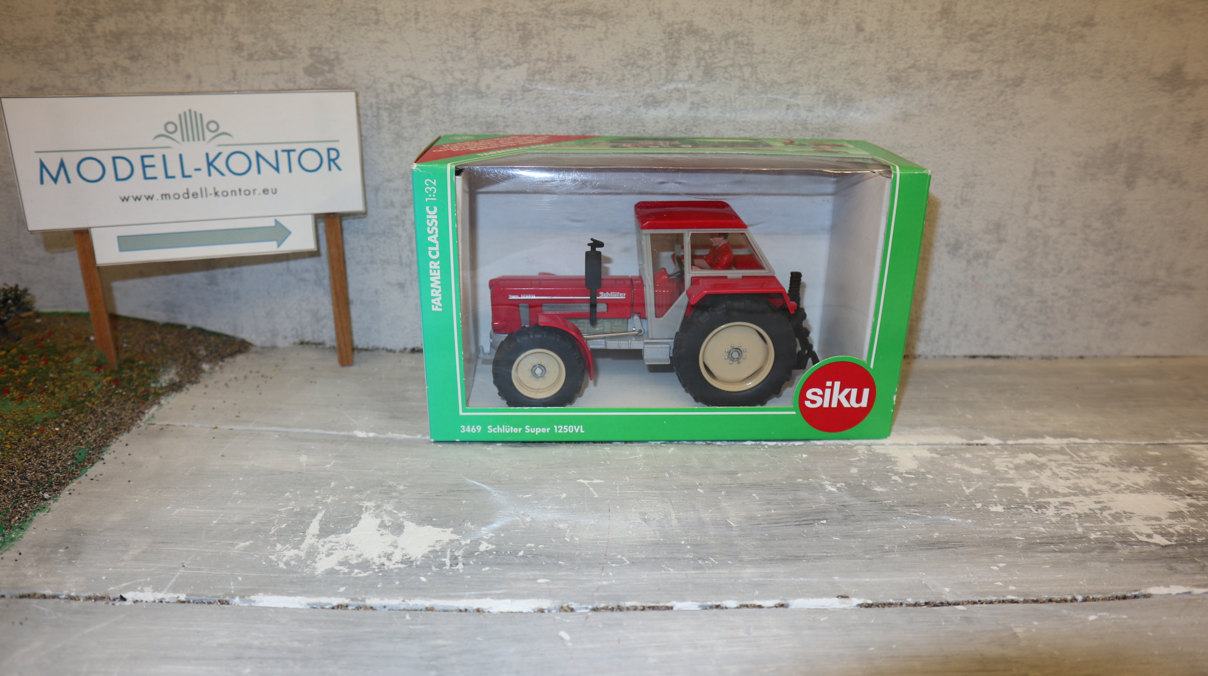 Siku 3469 in 1:32, Schlüter Super 1250L ROT, NEU in OVP