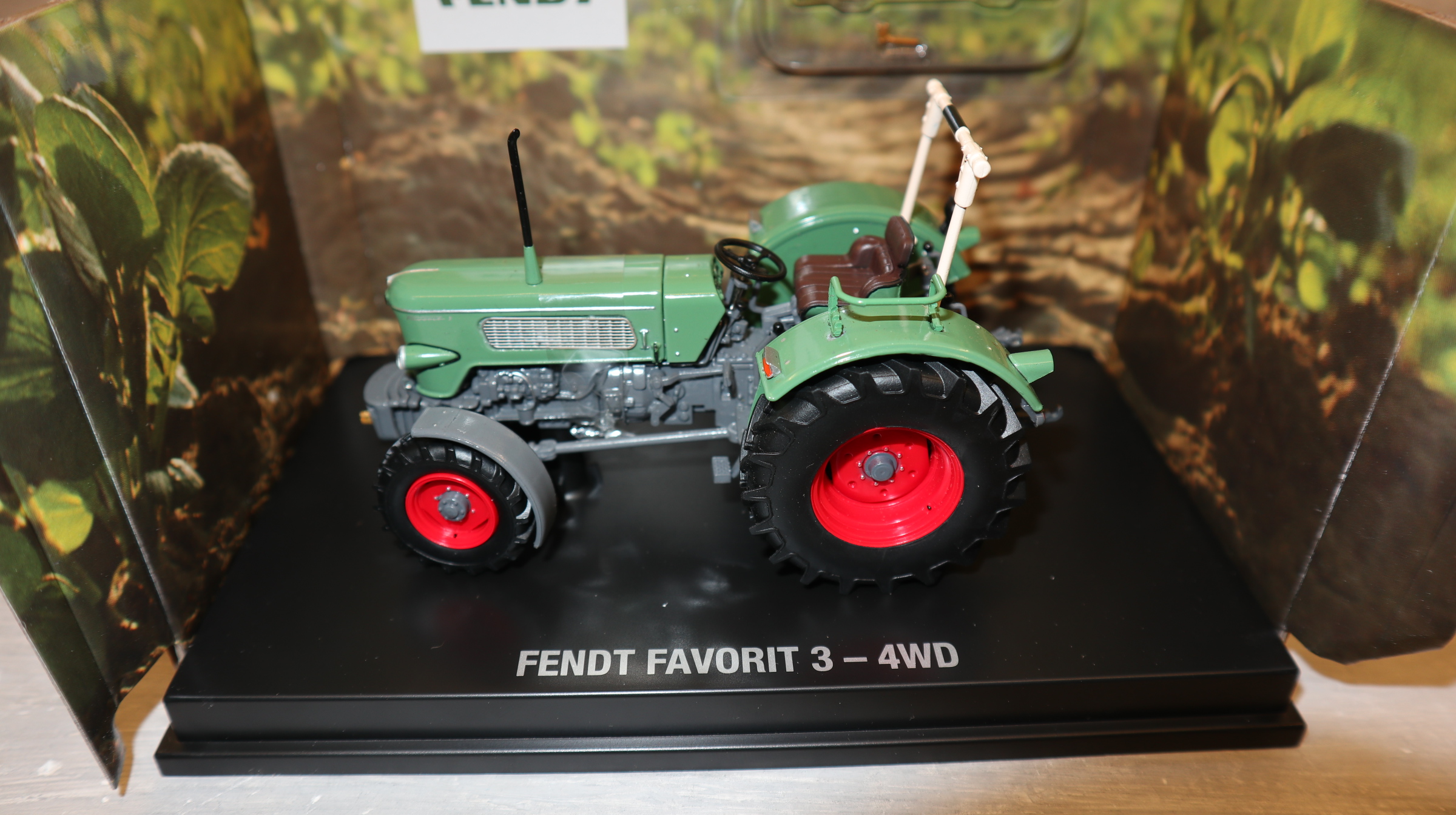 ROS  951921 in 1:32, Fendt Favorit 3 4WD mit Überrollbügel, NEU in OVP