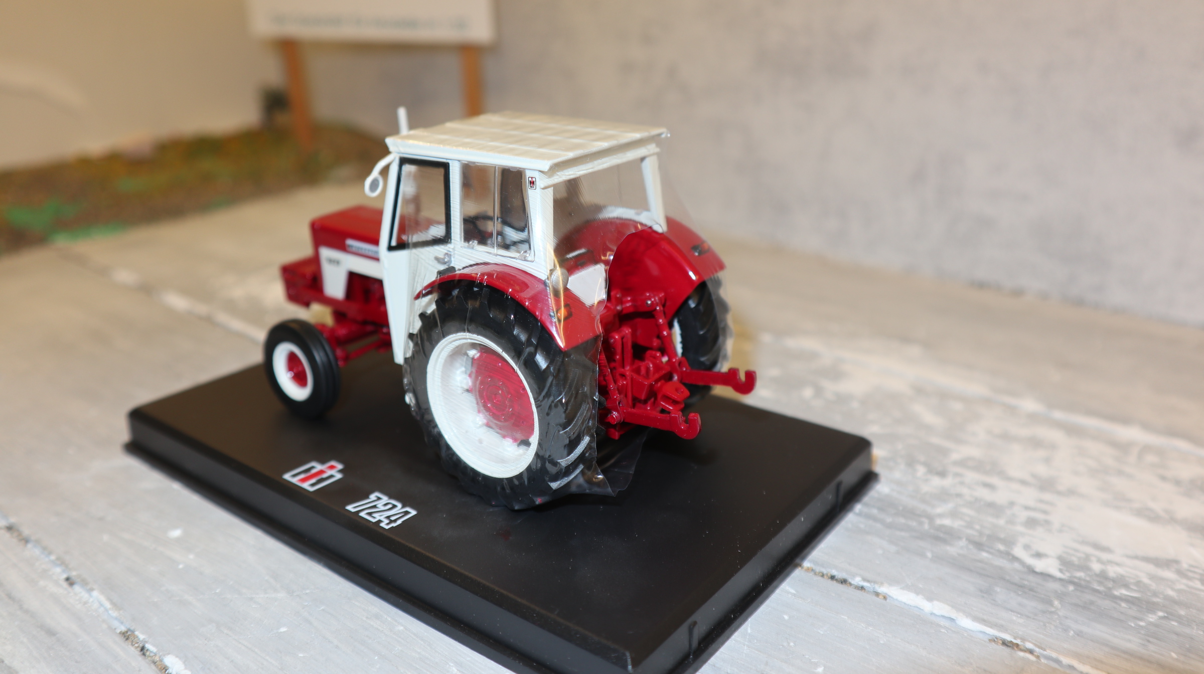 Replicagri 032 in 1:32, International IH 724 2WD, NEU in OVP